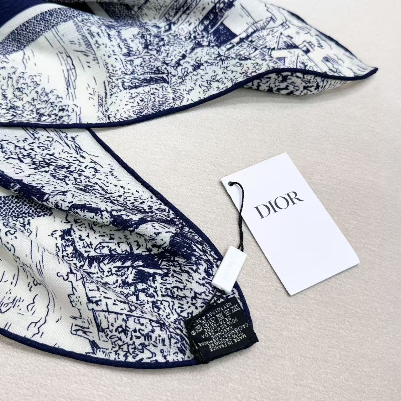   𝐃𝐈𝐎𝐑 𝟐𝟓秋冬新款《苏格兰茹伊丝巾》
Size135×135cm 30真丝70羊绒
茹伊印花时尚