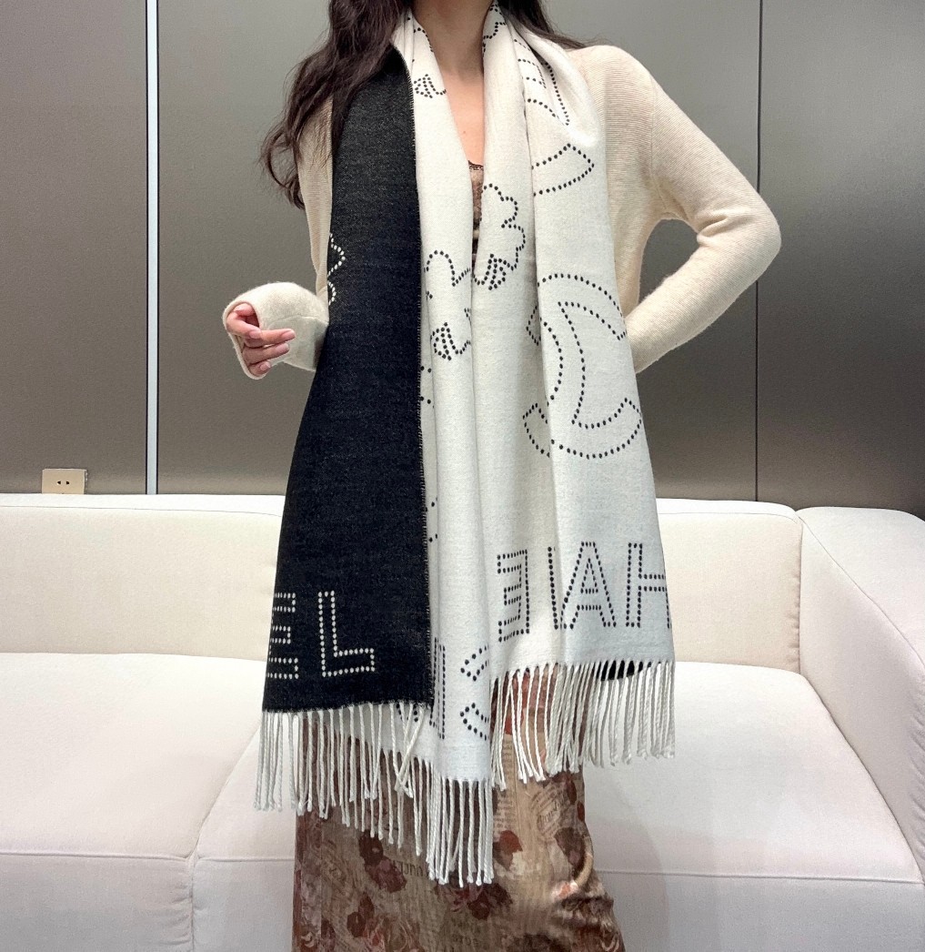 2024年 Chanel香家 高级舒适时髦气质，相信我的就收吧！香奈儿这款触动内心的柔美围巾，围巾配有双