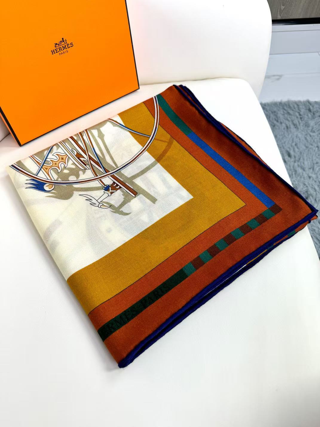 上新[玫瑰]2025年最新爱马仕(双面同色)羊绒方巾披肩，顶级工艺超值‼️爱马仕专柜爆款立体呈现图案纹路