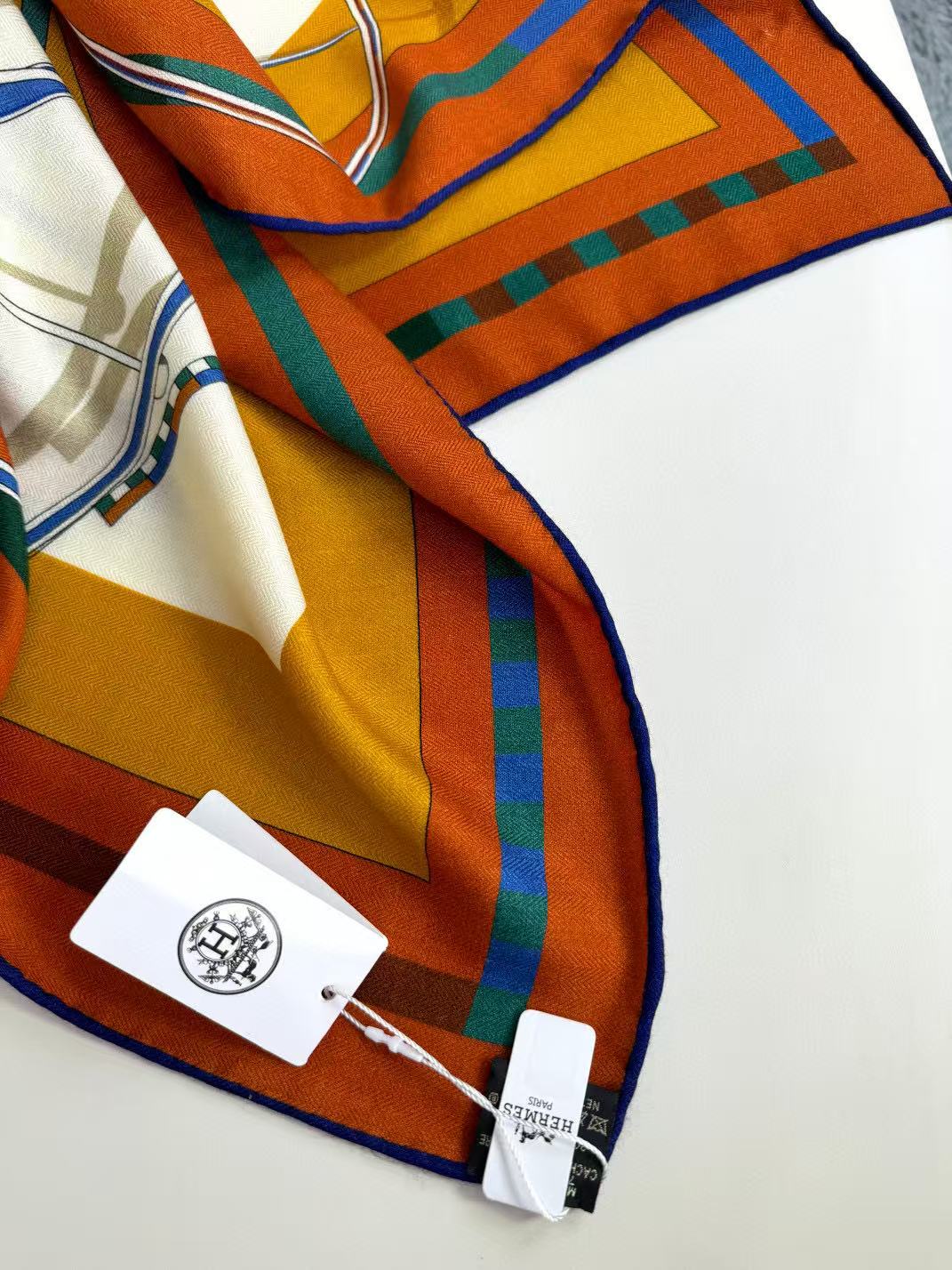 上新[玫瑰]2025年最新爱马仕(双面同色)羊绒方巾披肩，顶级工艺超值‼️爱马仕专柜爆款立体呈现图案纹路