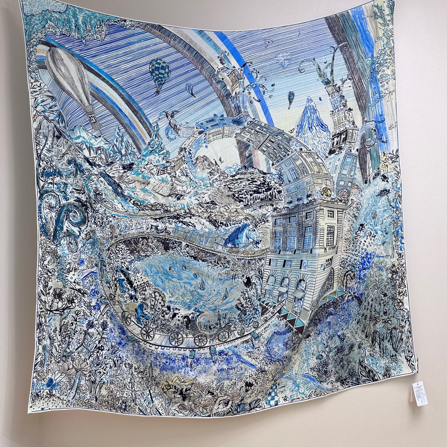 翱翔福宝之梦 尺寸.135×135cm材质.30真丝70羊绒梦幻奇境之中，福宝总店建筑伸出无数分枝，卷入