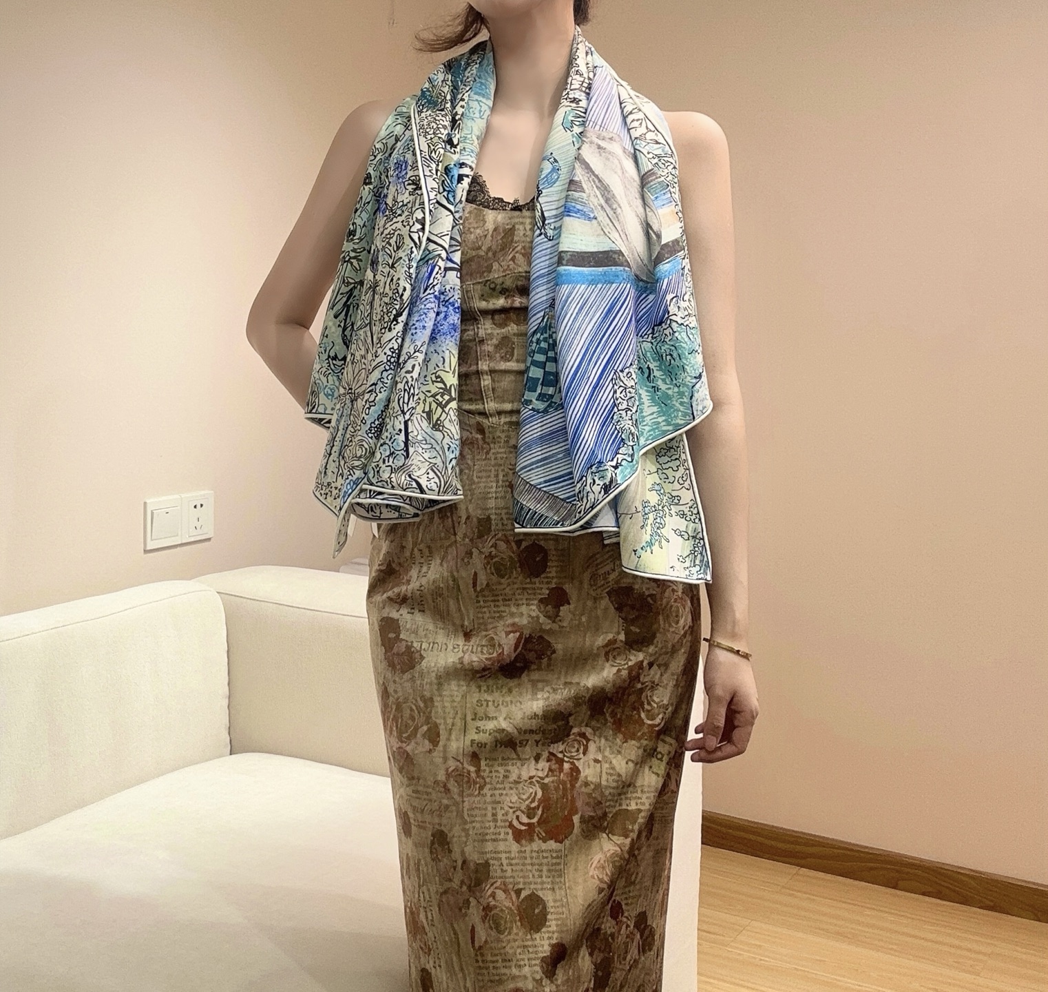 翱翔福宝之梦 尺寸.135×135cm材质.30真丝70羊绒梦幻奇境之中，福宝总店建筑伸出无数分枝，卷入