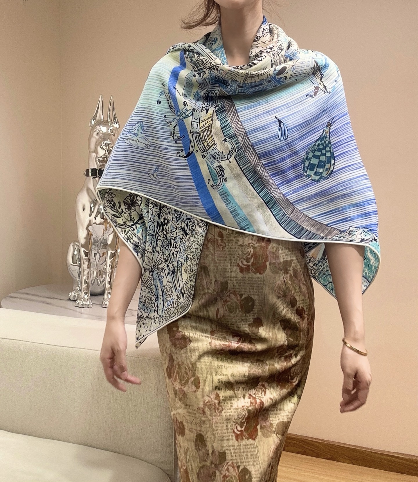 翱翔福宝之梦 尺寸.135×135cm材质.30真丝70羊绒梦幻奇境之中，福宝总店建筑伸出无数分枝，卷入