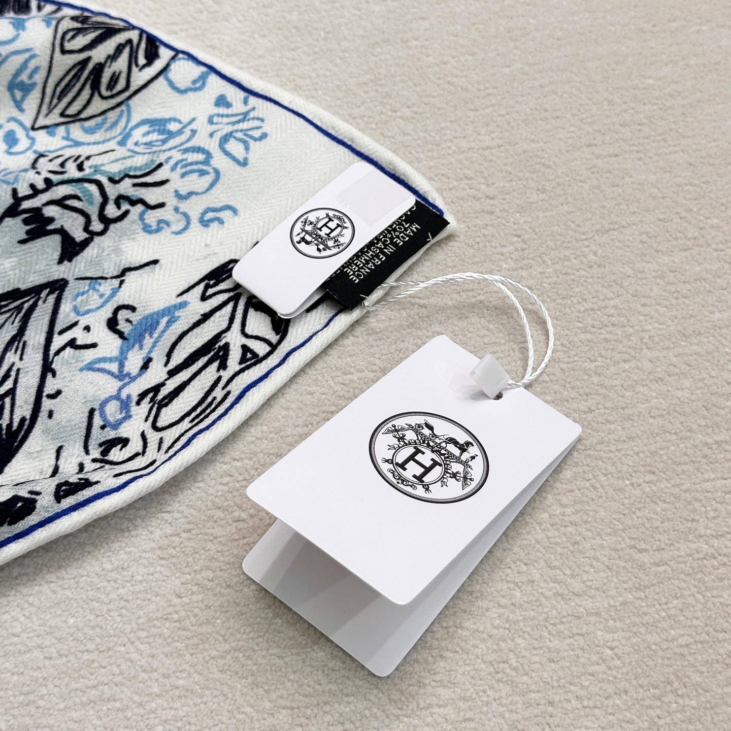 翱翔福宝之梦 尺寸.135×135cm材质.30真丝70羊绒梦幻奇境之中，福宝总店建筑伸出无数分枝，卷入