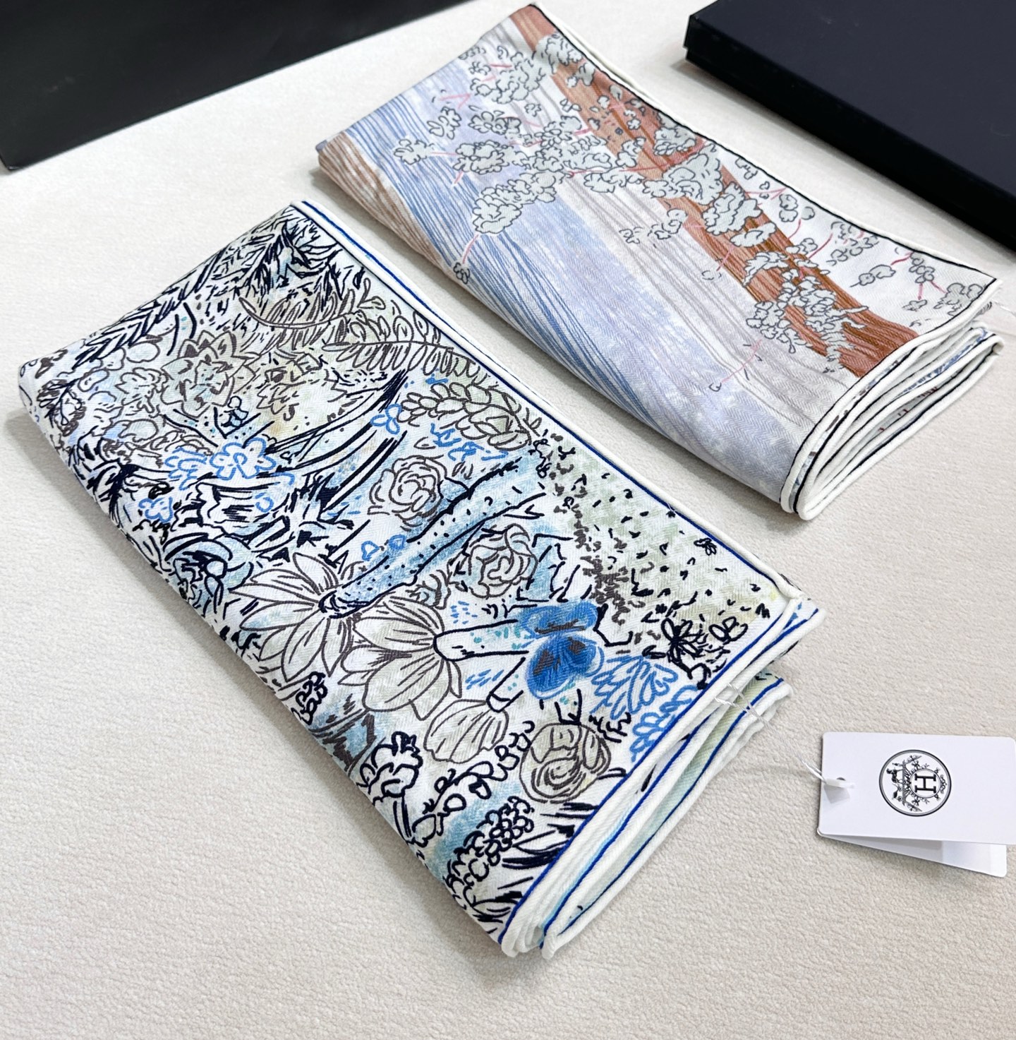 翱翔福宝之梦 尺寸.135×135cm材质.30真丝70羊绒梦幻奇境之中，福宝总店建筑伸出无数分枝，卷入