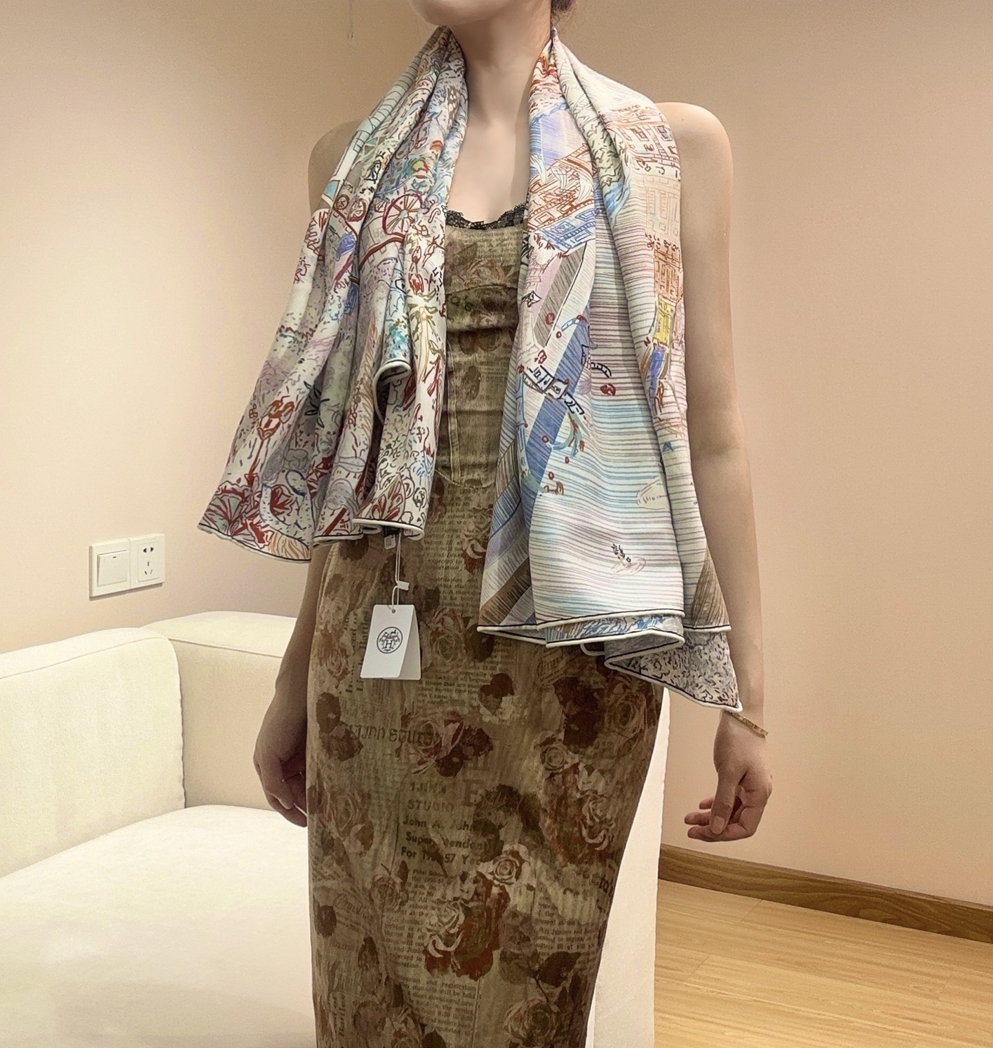 翱翔福宝之梦 尺寸.135×135cm材质.30真丝70羊绒梦幻奇境之中，福宝总店建筑伸出无数分枝，卷入