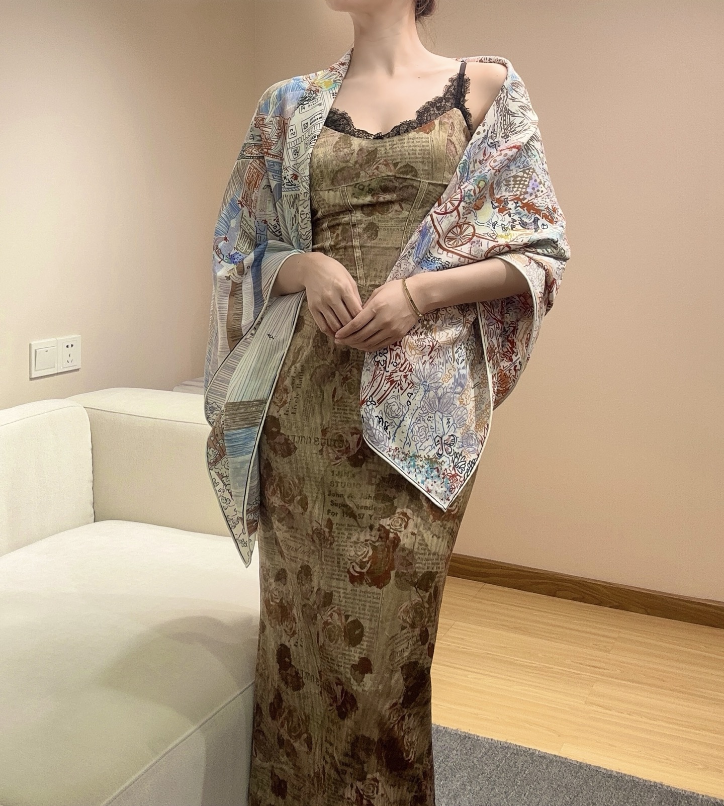 NO:574296,Soaring Fubao's Dream Size.135×135cm Material.30 Silk 70 Cashmere  In the dreamy wonderland, the Fubao head office building stretches out countless branches and is involved in colorful whirlpools. Engravers, printers, colorists... Hermès craftsmen board the small train and tour around the lake. Each carriage is a scene of joy. Carriages, horses and racing cars seem to leap out of cartoons. Looking around, valleys and mountain peaks tower into the clouds, hot air balloons float in the wind, and several elves are concentrating on gazing at this fairy tale fantasy. High version scarf, high version scarf, hermes, real silk19860909翱翔福宝之梦 尺寸.135×135cm 材质.30真丝70羊绒 梦幻奇境之中,福宝总店建筑伸出无数分枝,卷入五彩漩涡.雕刻师、印花师、调色师……爱马仕工匠登上小火车,环湖游览.每节车厢都是一片欢腾马车、骏马和赛车仿佛从卡通画中跃然而出.环顾四周,山谷和山峰高耸入云,热气球随风飘荡,几个小精灵正全神贯注,凝视着这片童话幻景.高版本围巾,高版本围巾,hermes,real silk,scarf