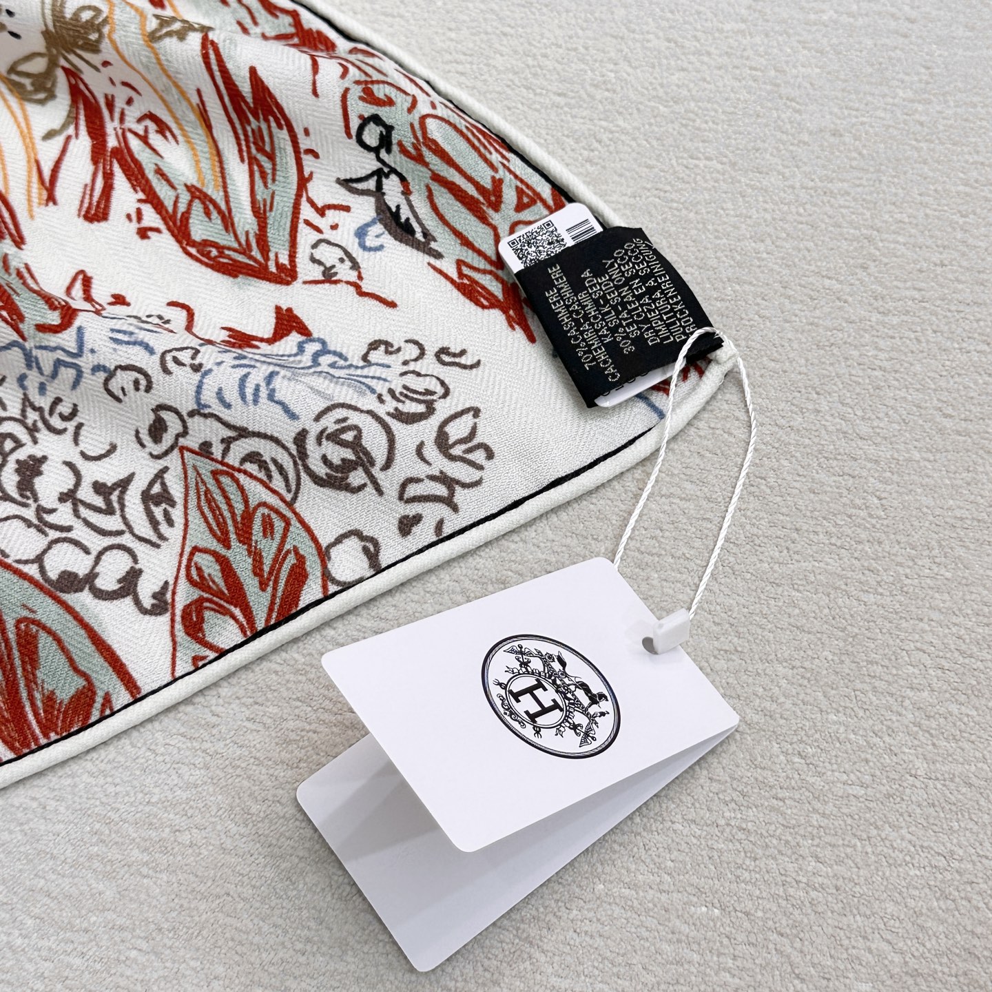 翱翔福宝之梦 尺寸.135×135cm材质.30真丝70羊绒梦幻奇境之中，福宝总店建筑伸出无数分枝，卷入