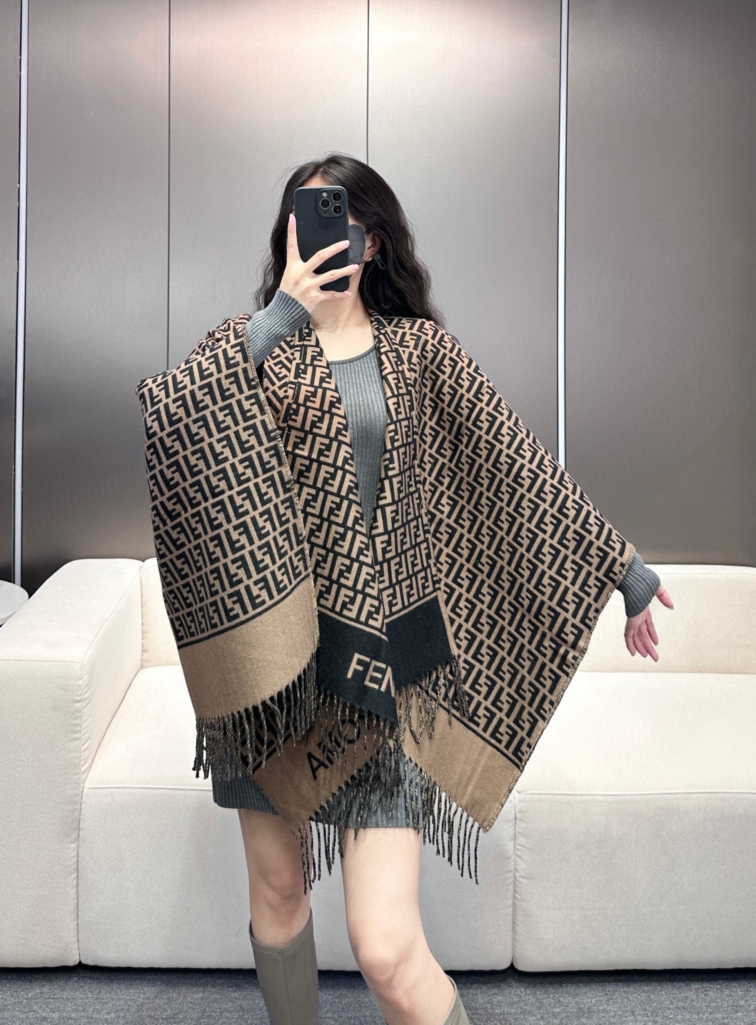 ✨爆款来了新款免代购❗️极品‼️重磅最新经典FF字母元素羊毛斗篷,大极品‼️F主打的斗篷,专柜也是刚上架