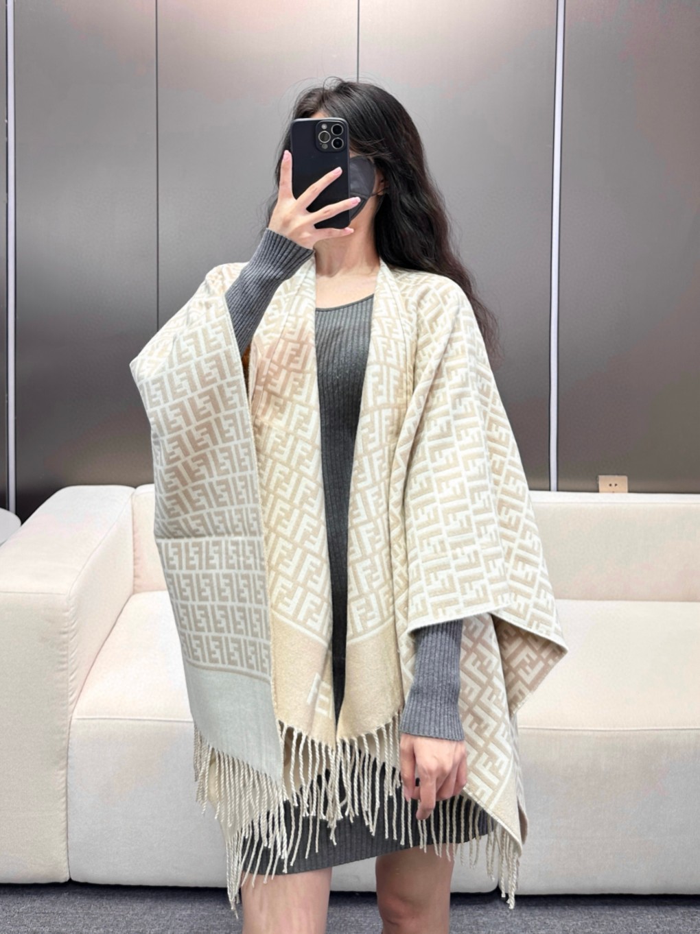 ✨爆款来了新款免代购❗️极品‼️重磅最新经典FF字母元素羊毛斗篷，大极品‼️F主打的斗篷，专柜也是刚上架