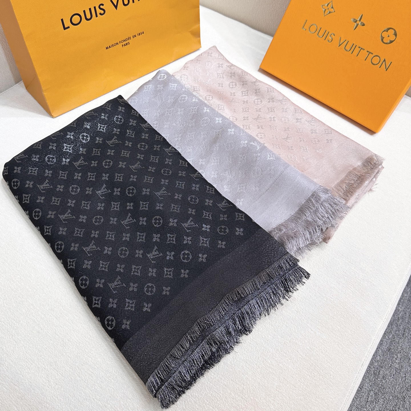 全新 Petit Louis 披肩以提花工艺和双色纱线织就 Monogram 图案。轻软丝绒混纺裁出小幅