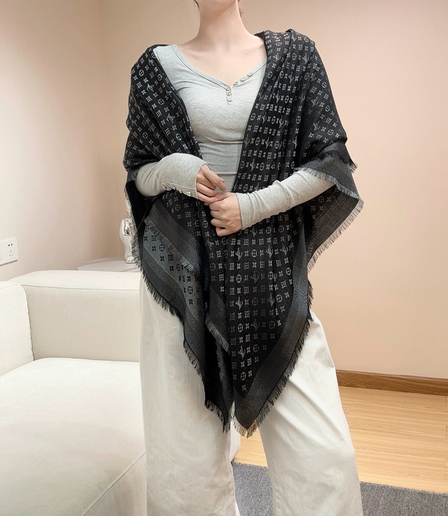 全新 Petit Louis 披肩以提花工艺和双色纱线织就 Monogram 图案。轻软丝绒混纺裁出小幅