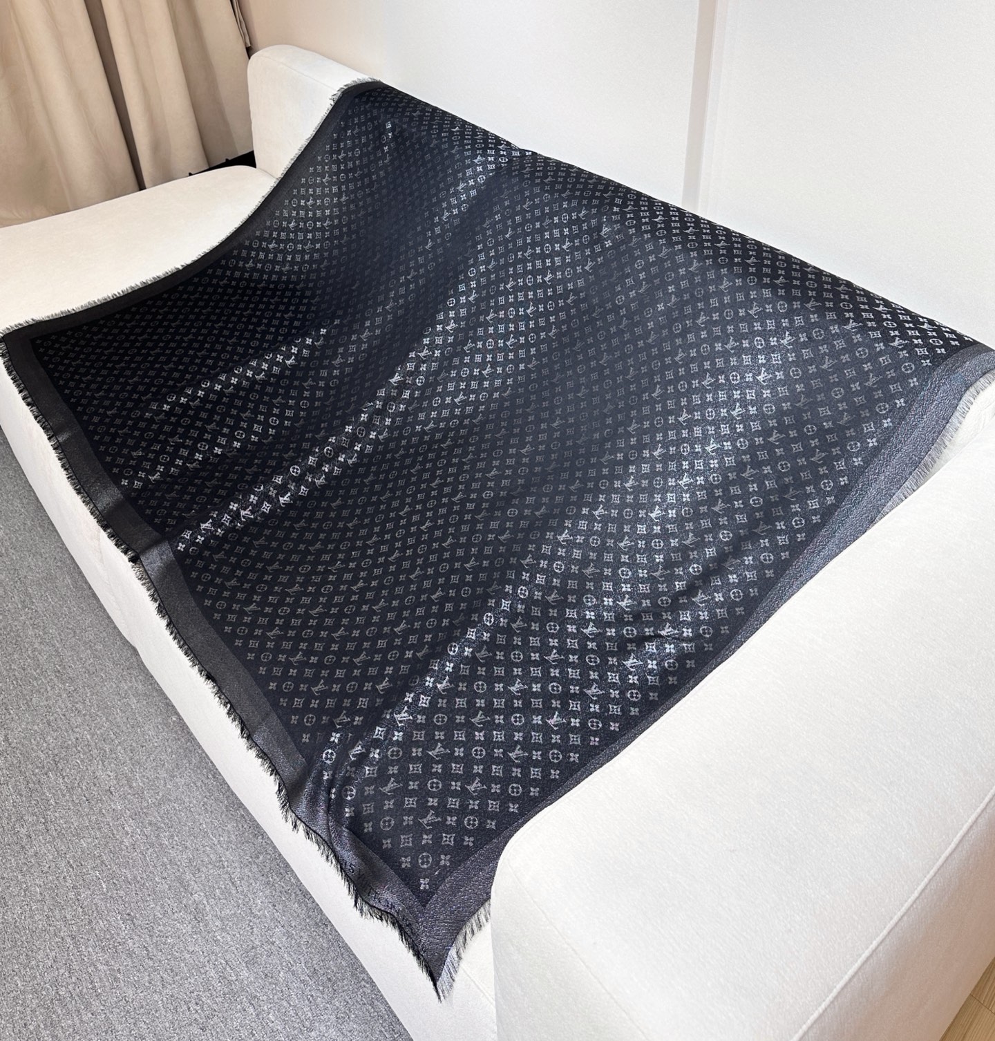 全新 Petit Louis 披肩以提花工艺和双色纱线织就 Monogram 图案。轻软丝绒混纺裁出小幅