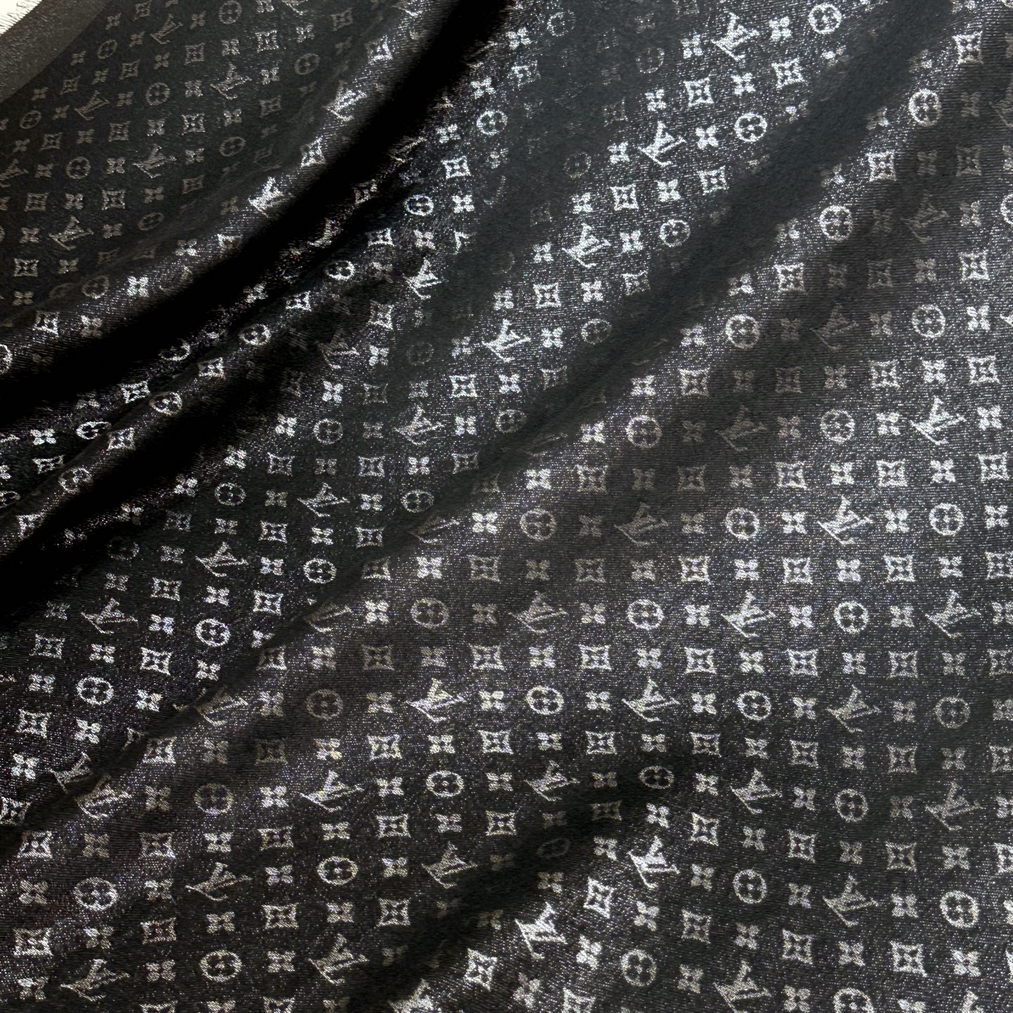 全新 Petit Louis 披肩以提花工艺和双色纱线织就 Monogram 图案。轻软丝绒混纺裁出小幅