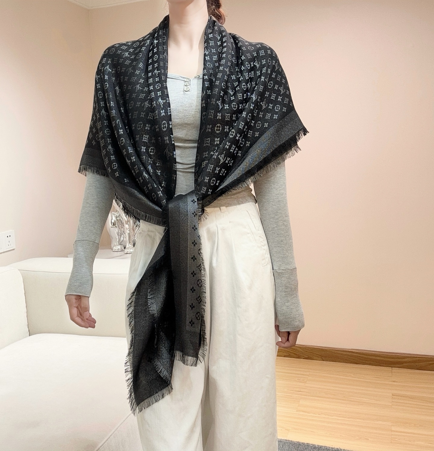 全新 Petit Louis 披肩以提花工艺和双色纱线织就 Monogram 图案。轻软丝绒混纺裁出小幅