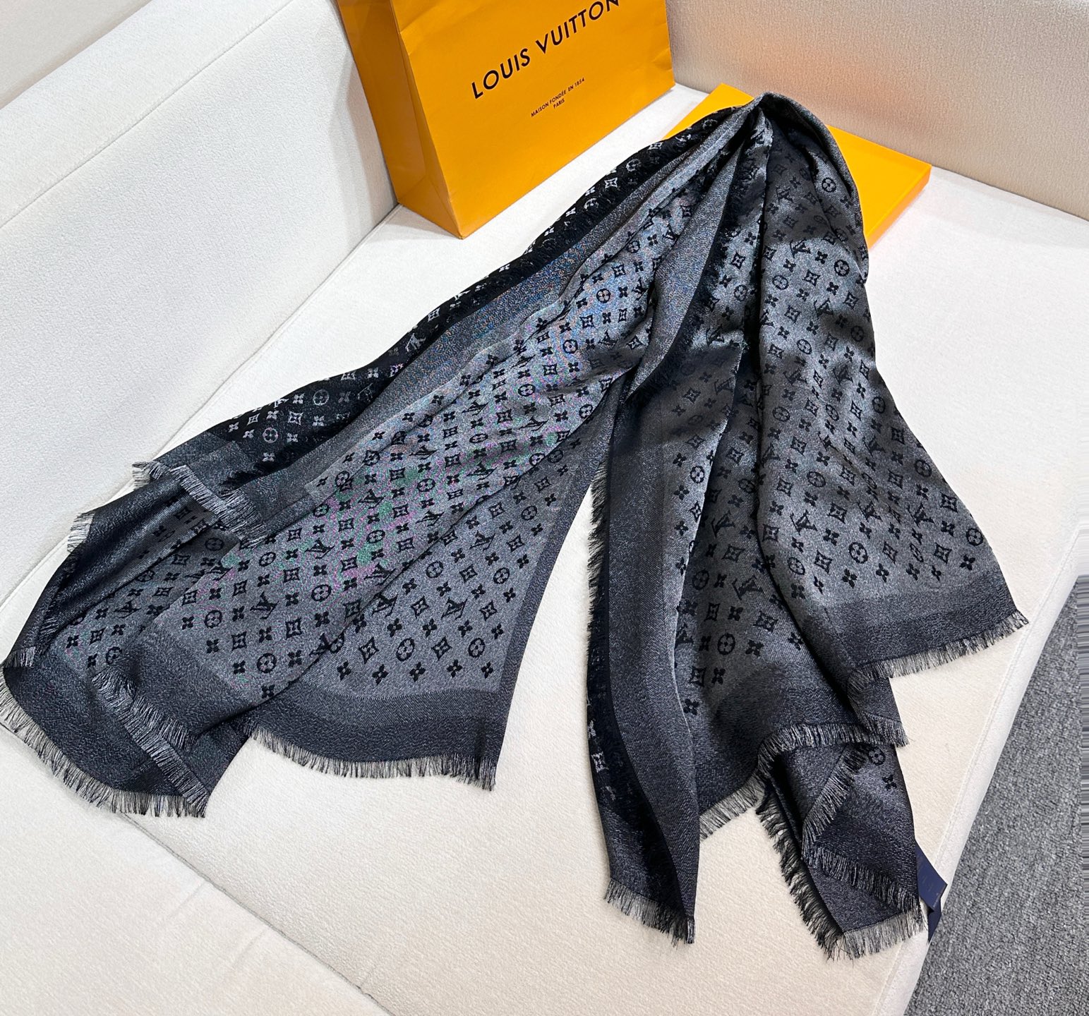 全新 Petit Louis 披肩以提花工艺和双色纱线织就 Monogram 图案。轻软丝绒混纺裁出小幅