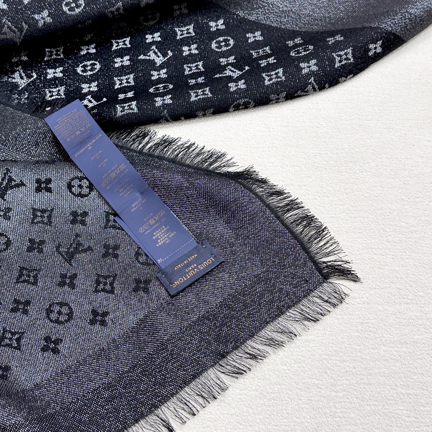 全新 Petit Louis 披肩以提花工艺和双色纱线织就 Monogram 图案。轻软丝绒混纺裁出小幅