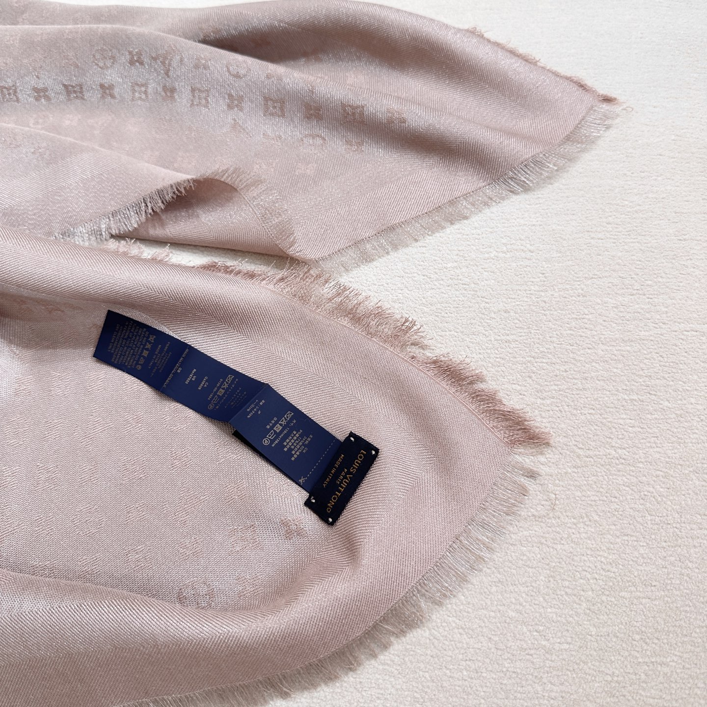 全新 Petit Louis 披肩以提花工艺和双色纱线织就 Monogram 图案。轻软丝绒混纺裁出小幅