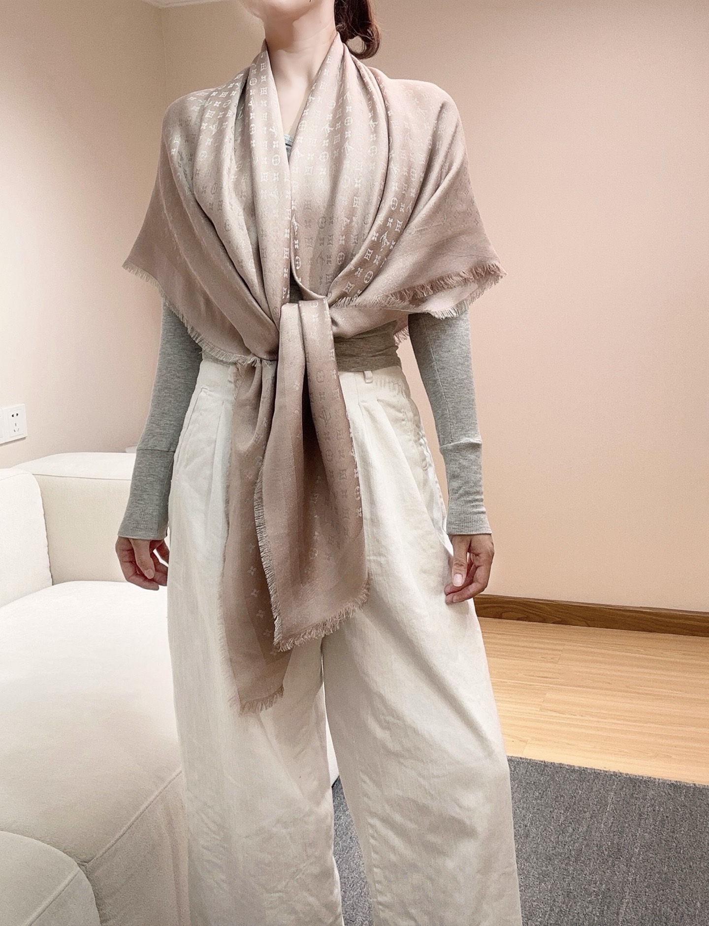 全新 Petit Louis 披肩以提花工艺和双色纱线织就 Monogram 图案。轻软丝绒混纺裁出小幅