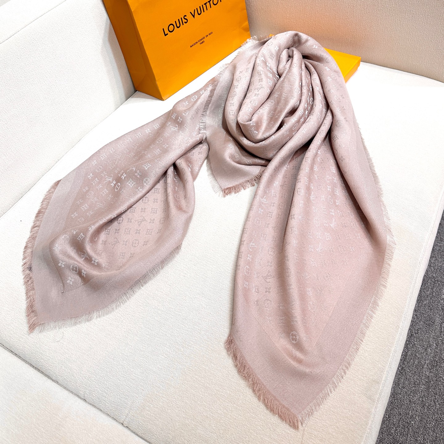 全新 Petit Louis 披肩以提花工艺和双色纱线织就 Monogram 图案。轻软丝绒混纺裁出小幅
