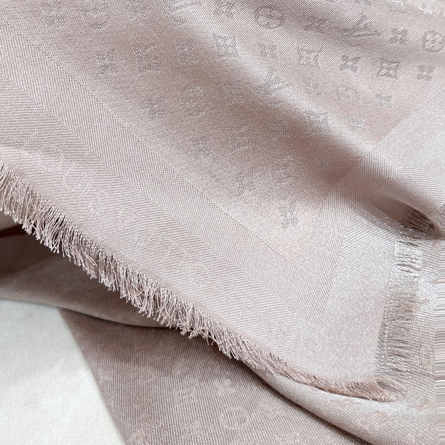 全新 Petit Louis 披肩以提花工艺和双色纱线织就 Monogram 图案。轻软丝绒混纺裁出小幅