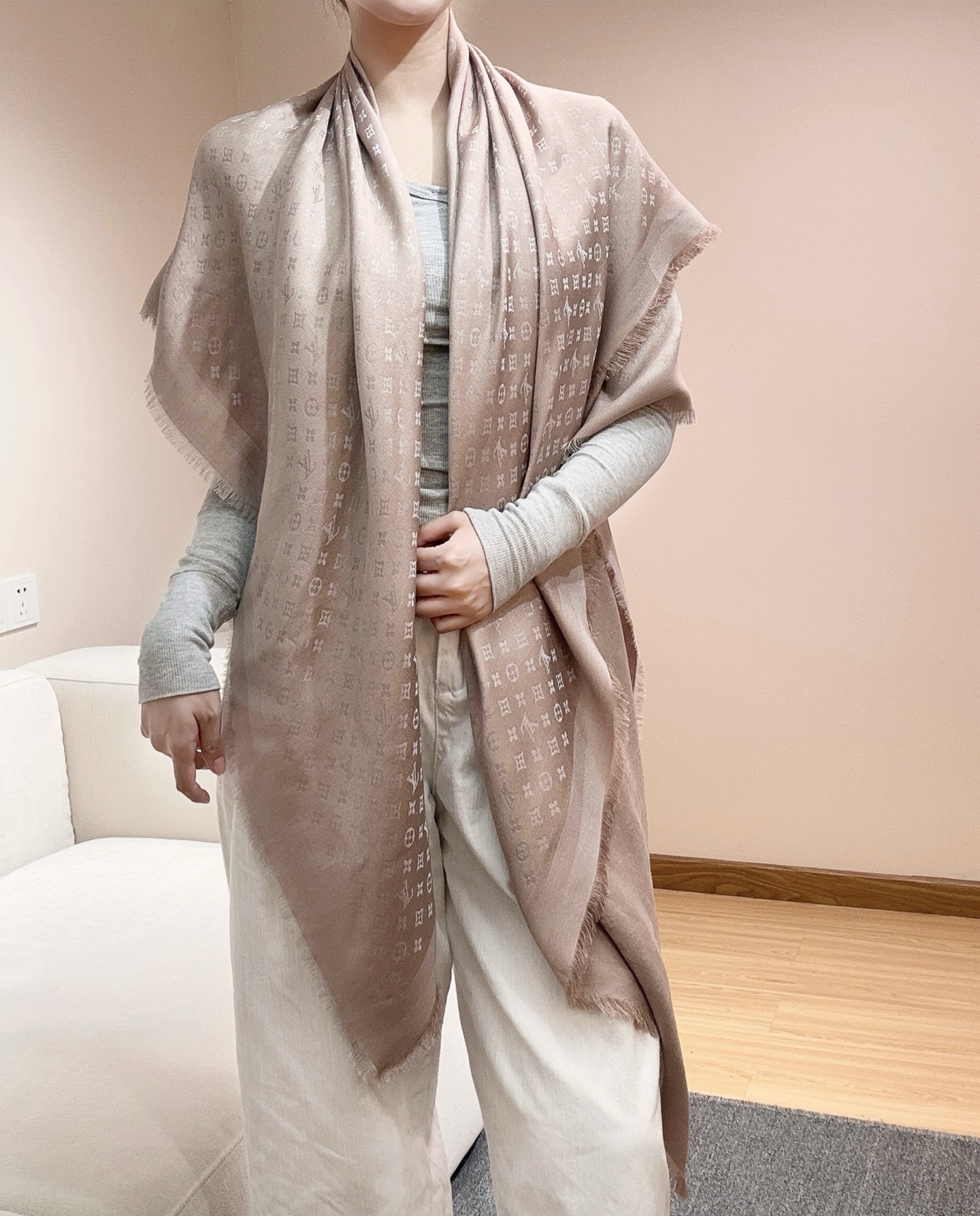 全新 Petit Louis 披肩以提花工艺和双色纱线织就 Monogram 图案。轻软丝绒混纺裁出小幅