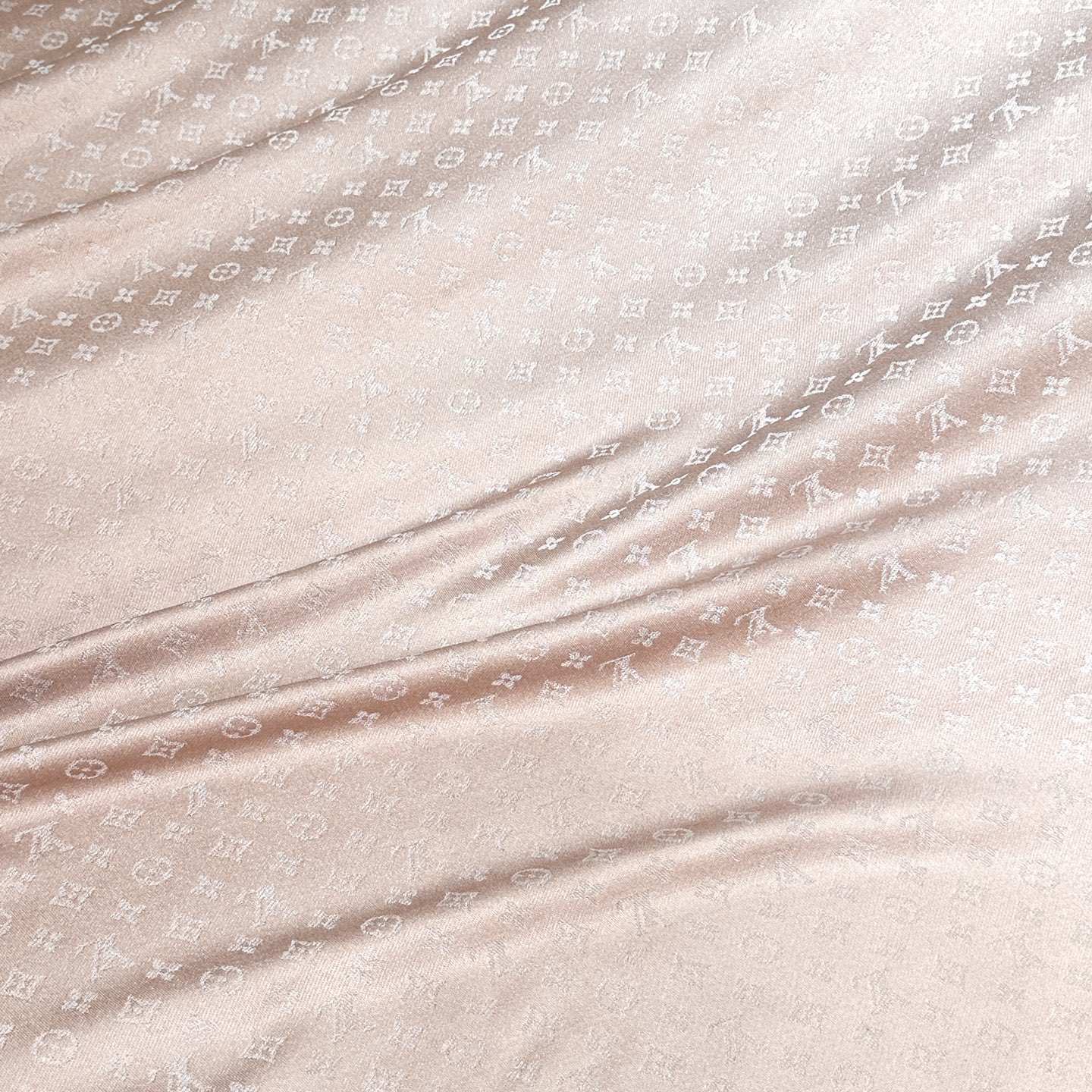 全新 Petit Louis 披肩以提花工艺和双色纱线织就 Monogram 图案。轻软丝绒混纺裁出小幅