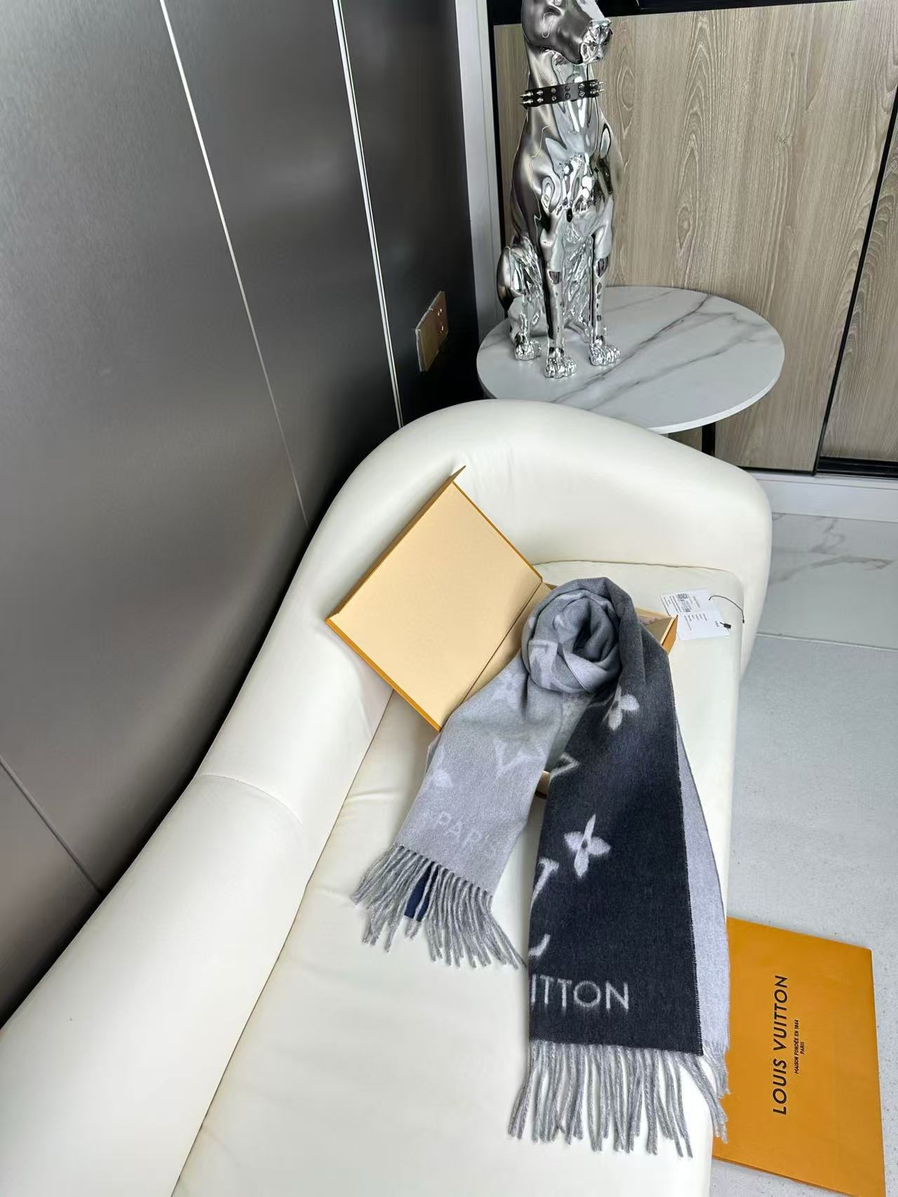 渐变色！Lv可以用一辈子的围巾 永不过时的经典” 驴牌 #𝑹𝒆𝒚𝒌𝒋𝒂𝒗𝒊𝒌 双面羊绒围巾 羊绒材质 一