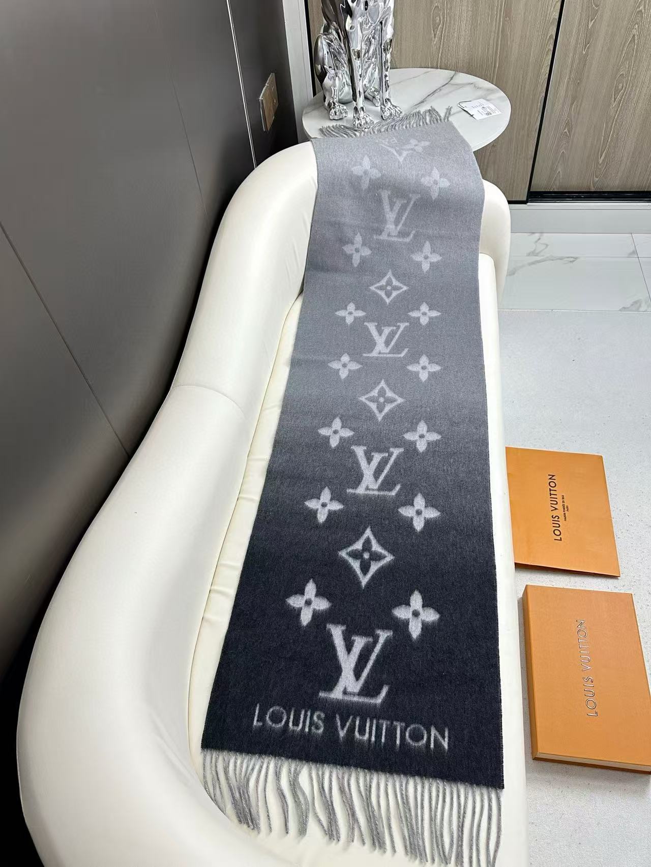 渐变色！Lv可以用一辈子的围巾 永不过时的经典” 驴牌 #𝑹𝒆𝒚𝒌𝒋𝒂𝒗𝒊𝒌 双面羊绒围巾 羊绒材质 一