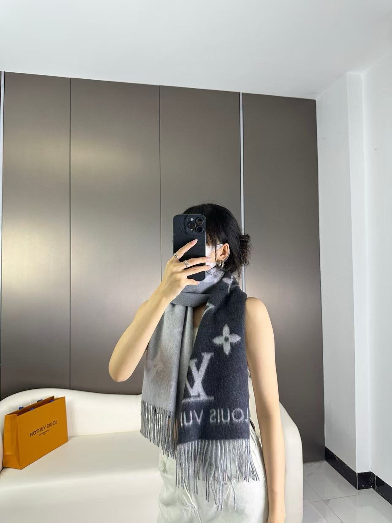 渐变色！Lv可以用一辈子的围巾 永不过时的经典” 驴牌 #𝑹𝒆𝒚𝒌𝒋𝒂𝒗𝒊𝒌 双面羊绒围巾 羊绒材质 一