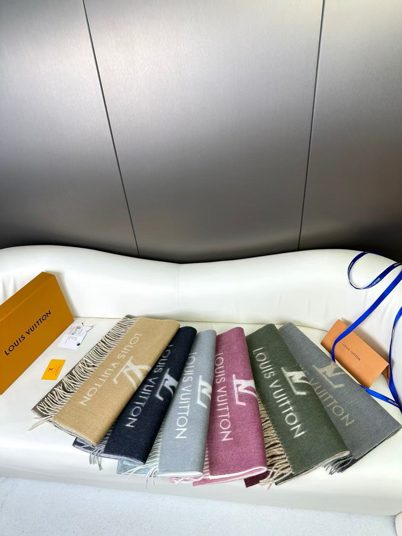 渐变色！Lv可以用一辈子的围巾 永不过时的经典” 驴牌 #𝑹𝒆𝒚𝒌𝒋𝒂𝒗𝒊𝒌 双面羊绒围巾 羊绒材质 一