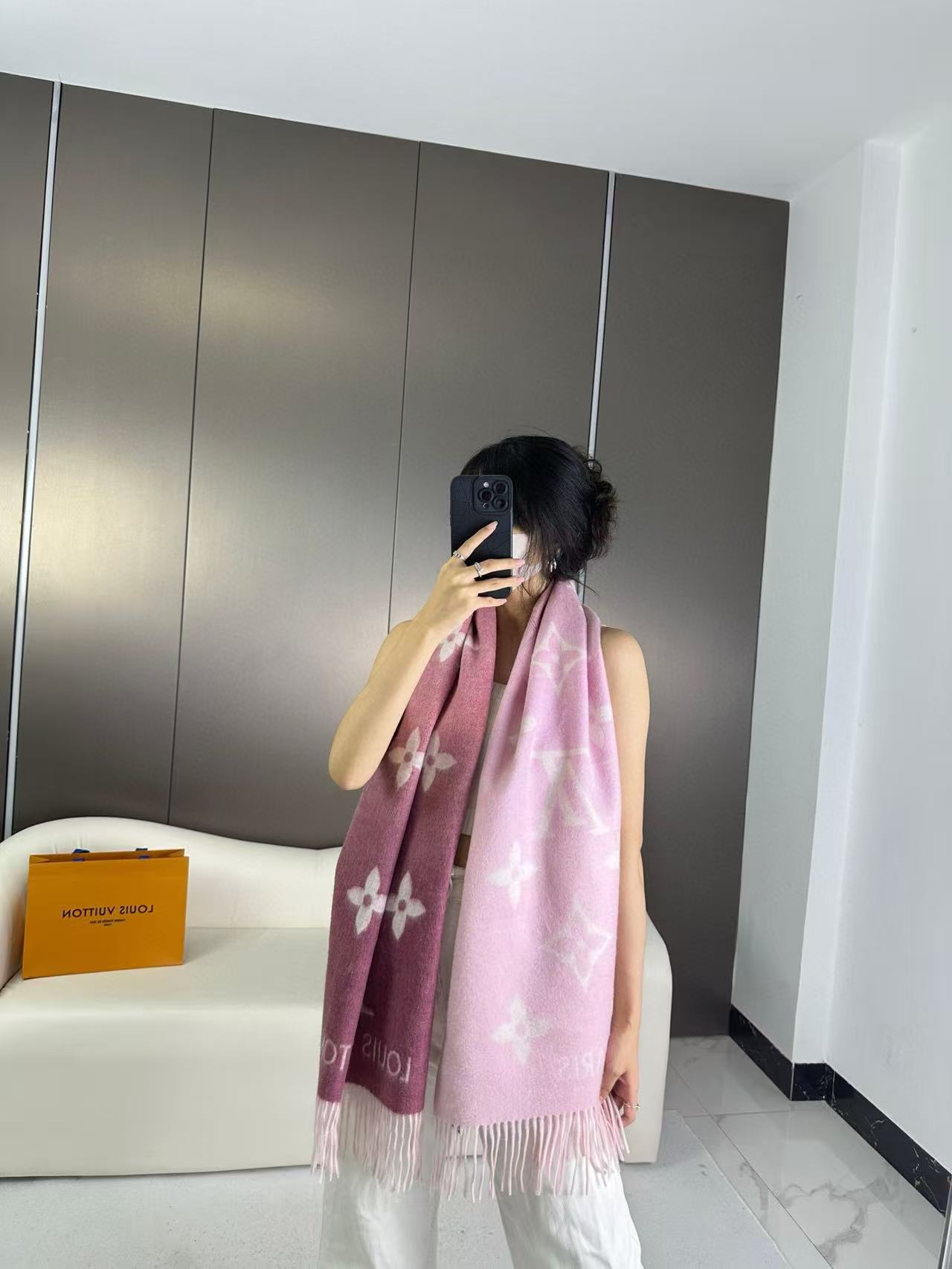 NO:603345,Gradient color!  Lv can use the scarf for a lifetime, a timeless classic' Donkey Brand # Double-sided cashmere scarf. Cashmere material is not tied at all. It can be used as a scarf or a shawl. Double-sided jacquard. Completely opposite colors and patterns on both sides. The design is really thoughtful. Two scarves for the price of one scarf. Absolutely great value. Size 190 x 45 cm. Material cashmere. High version scarf, high version scarf, louis vuitton, louis vuitton, shawls19860909渐变色！Lv可以用一辈子的围巾 永不过时的经典” 驴牌 # 双面羊绒围巾 羊绒材质 一点也不扎 可以当围巾也可以当做披肩 双面异色提花 两面完全相反的颜色及图案 设计真的非常走心 一条围巾的钱戴两条围巾 绝对超值 尺寸 190 x 45厘米 材质羊绒 高版本围巾,高版本围巾,louis vuitton,louis vuitton,shawls,scarf