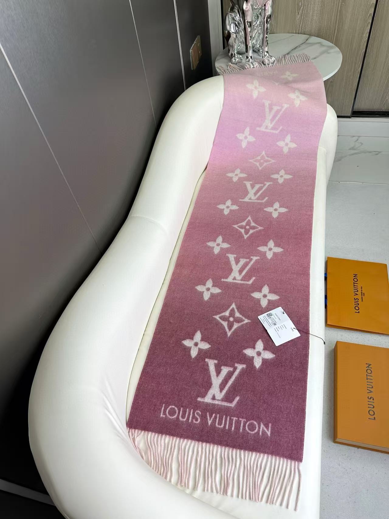 渐变色！Lv可以用一辈子的围巾 永不过时的经典” 驴牌 #𝑹𝒆𝒚𝒌𝒋𝒂𝒗𝒊𝒌 双面羊绒围巾 羊绒材质 一