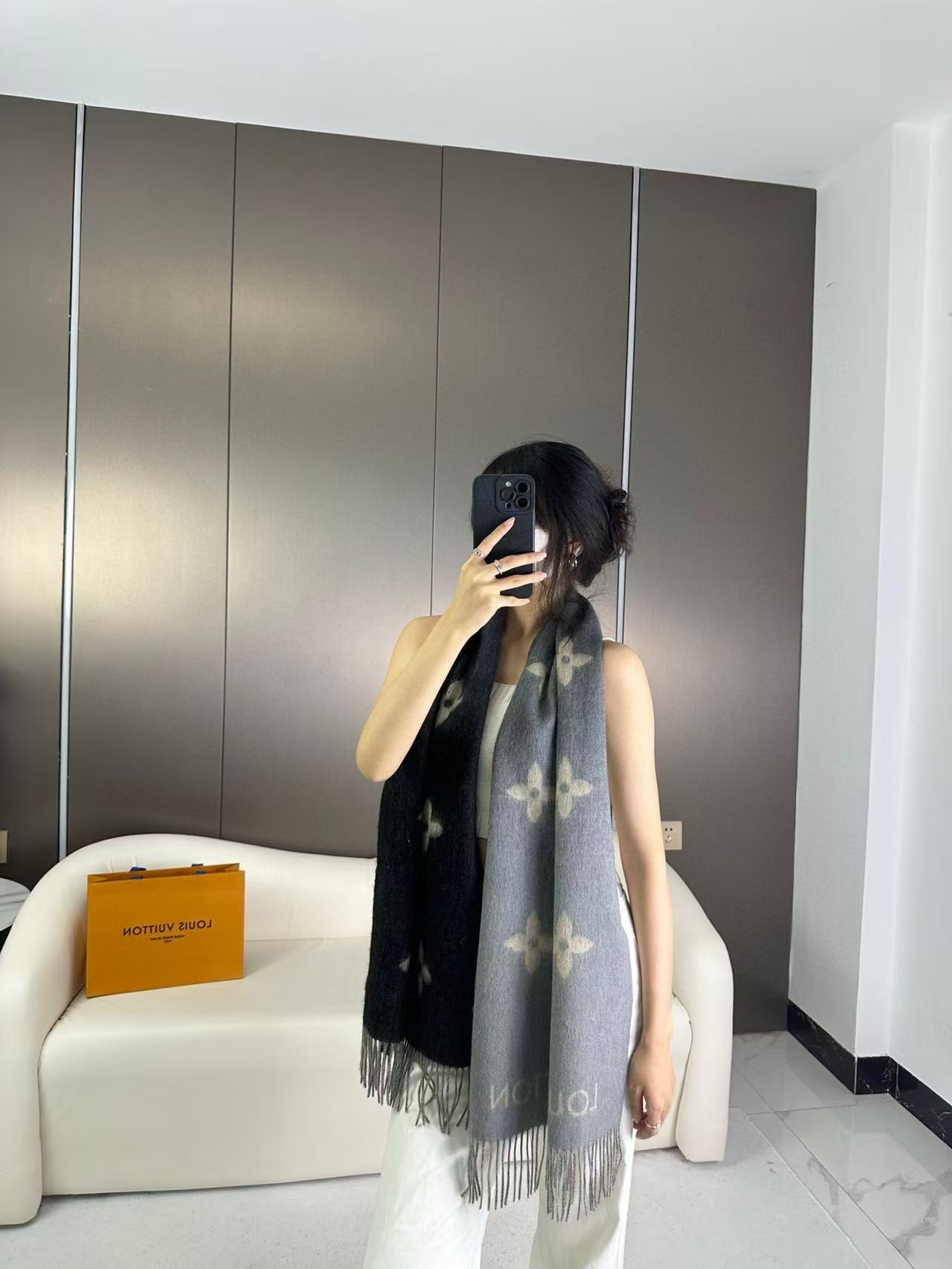 P140  渐变色！Lv可以用一辈子的围巾 永不过时的经典”
 驴牌 #𝑹𝒆𝒚𝒌𝒋𝒂𝒗𝒊𝒌  双面羊绒围巾 羊绒材质 一点也不扎  可以当围巾也可以当做披肩 双面异色提花 两面完全相反的颜色及图案 设计真的非常走心 一条围巾的钱戴两条围巾 绝对超值‼️
尺寸 ：190 x 45厘米 
材质：羊绒