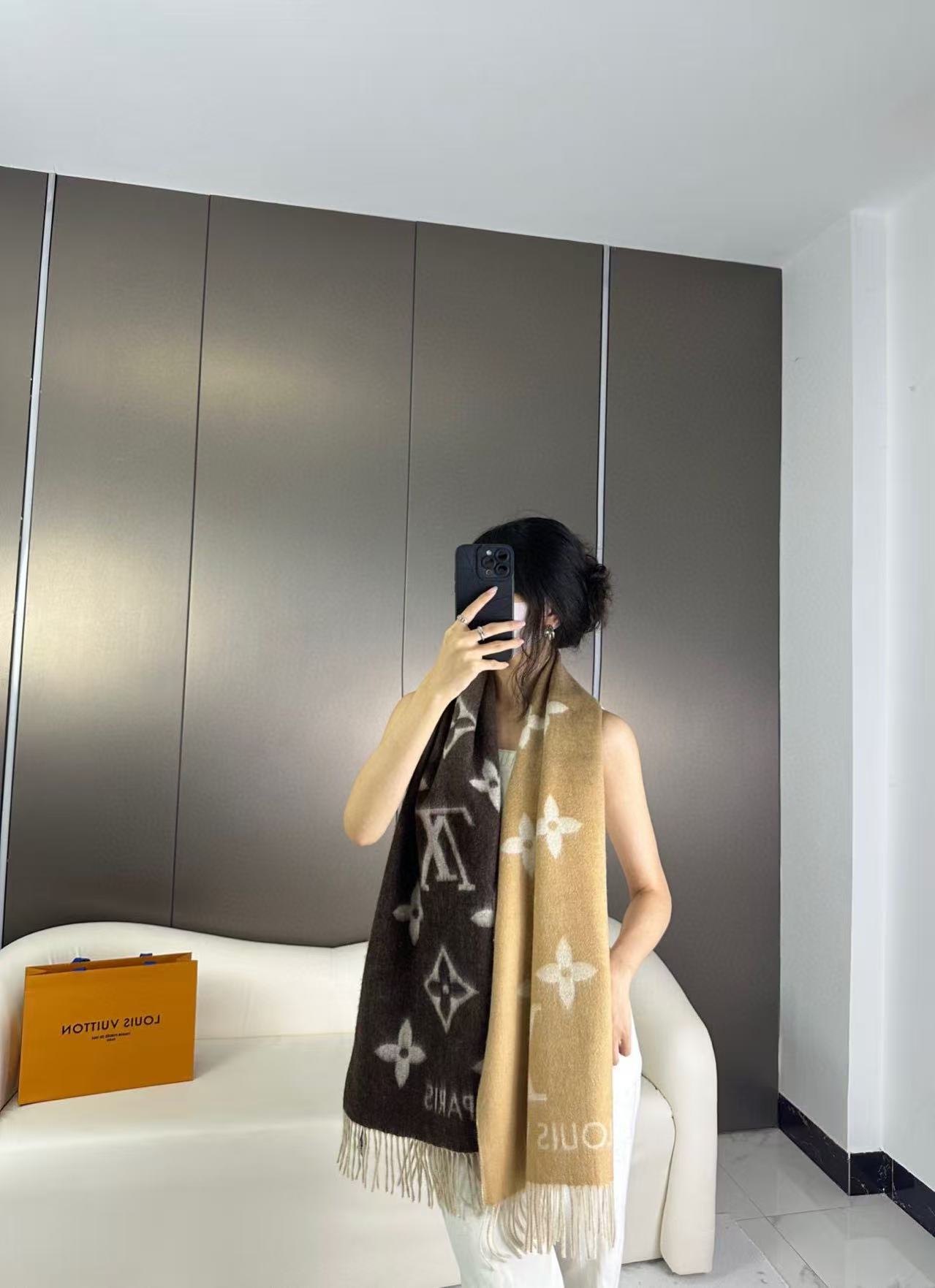 NO:342070,Gradient color change!  Lv can use a scarf for life. A classic that never goes out of date” Donkey brand # Double-sided cashmere scarf Cashmere material is not tied at all. It can be used as a scarf or as a shawl. Double-sided different color jacquard. The colors and patterns on both sides are completely opposite. The design is really heart-warming. Wear two scarves for a scarf. Absolutely great value. Size 190 x 45 cm. Cashmere. High-version scarf. High-version scarf. Louis vuitton. Louis vuitton. Shawls.19860909渐变色！Lv可以用一辈子的围巾 永不过时的经典” 驴牌 # 双面羊绒围巾 羊绒材质 一点也不扎 可以当围巾也可以当做披肩 双面异色提花 两面完全相反的颜色及图案 设计真的非常走心 一条围巾的钱戴两条围巾 绝对超值 尺寸 190 x 45厘米 材质羊绒 高版本围巾,高版本围巾,louis vuitton,louis vuitton,shawls,scarf