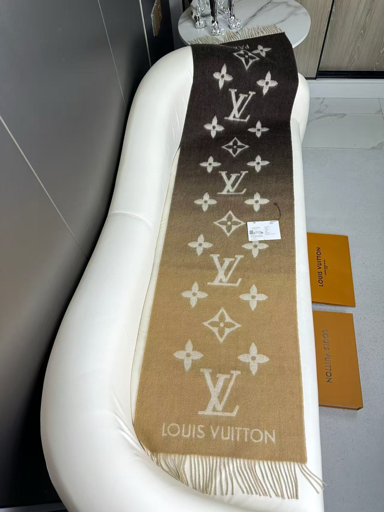 渐变色！Lv可以用一辈子的围巾 永不过时的经典” 驴牌 #𝑹𝒆𝒚𝒌𝒋𝒂𝒗𝒊𝒌 双面羊绒围巾 羊绒材质 一