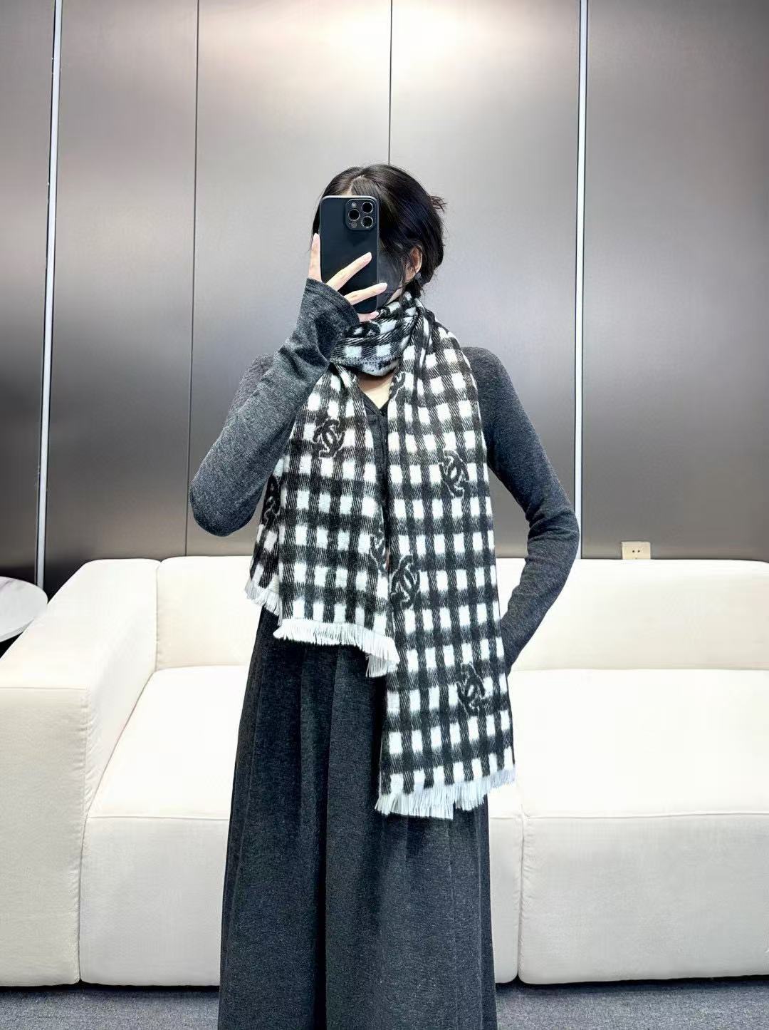 𝐂𝐡𝐚𝐧𝐞𝐥 • 𝟐𝟒𝐁 《Logo格纹围巾》灰白色Size： 190x60cm 56%羊绒34%羊毛1