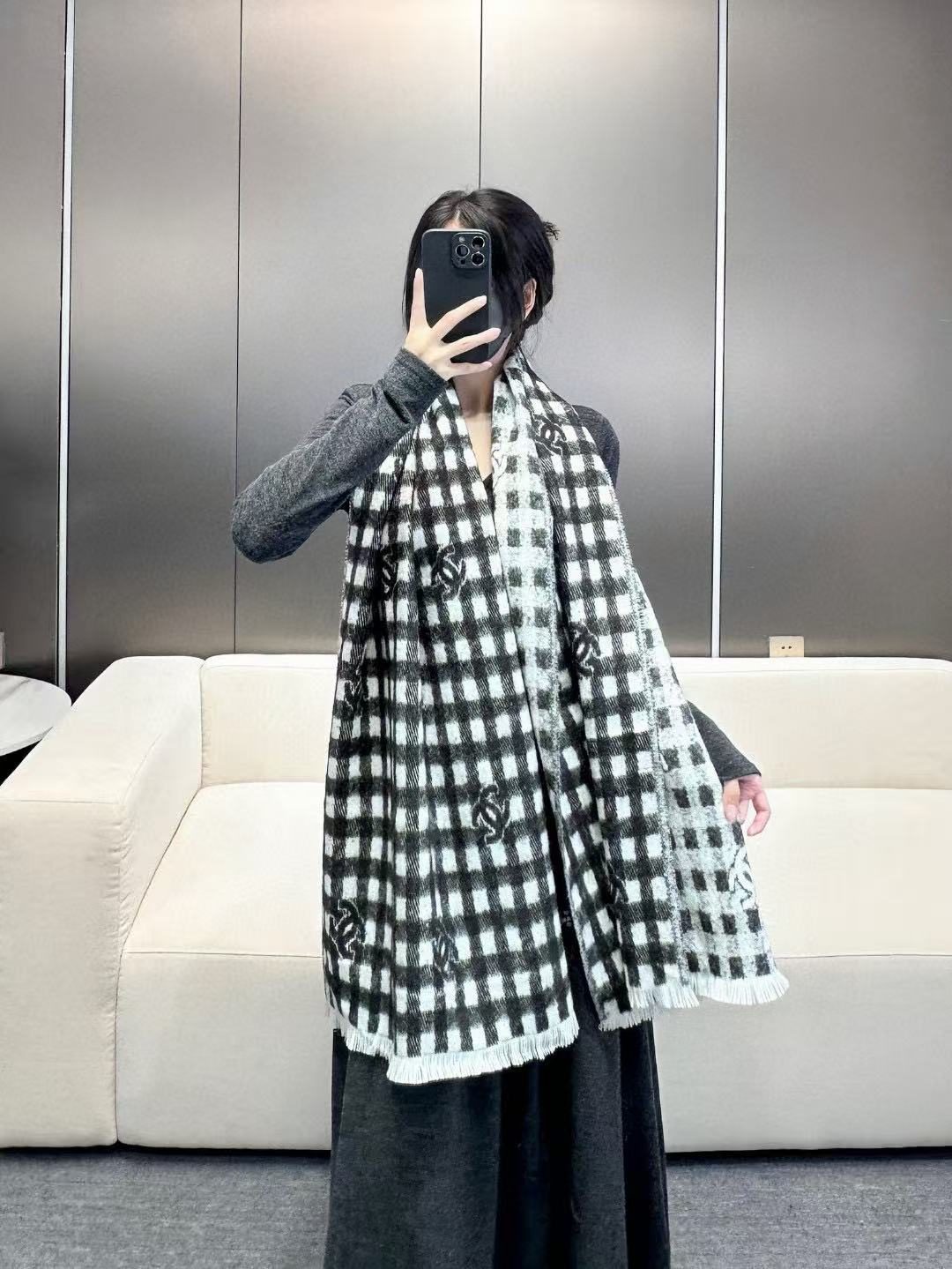 NO:542490,'Logo plaid scarf' off-white Size 190x60cm 56 cashmere 34 wool 10 silk hand slow without ♀ counter premium hot model yo soft and not tied, classic gray and white plaid low-key temperament, friendly size can be used as a shawl, scarf ~ casual and versatile and not picky, easy to grasp fashion High-version scarf, high-version scarf, real silk, shawls19860909《Logo格纹围巾》灰白色 Size 190x60cm 56羊绒34羊毛10真丝 手慢无♀专柜溢价爆款哟柔软不扎,经典灰白格低调气质,尺寸友好可当披肩、围巾～随性百搭不挑人,轻松拿捏时尚 高版本围巾,高版本围巾,real silk,shawls,scarf
