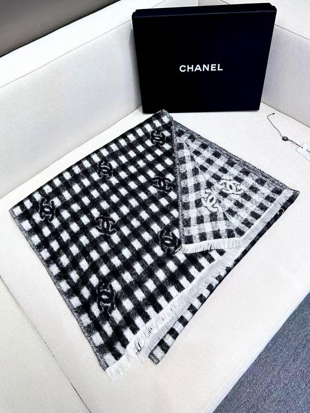 𝐂𝐡𝐚𝐧𝐞𝐥 • 𝟐𝟒𝐁 《Logo格纹围巾》灰白色Size： 190x60cm 56%羊绒34%羊毛1
