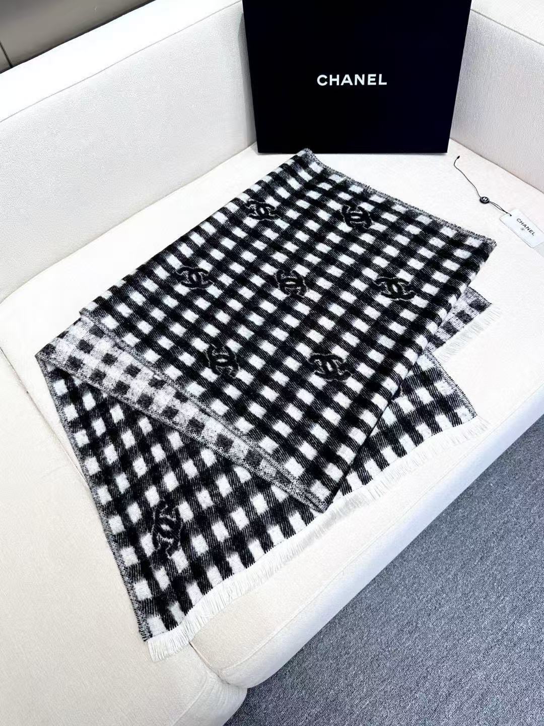 𝐂𝐡𝐚𝐧𝐞𝐥 • 𝟐𝟒𝐁 《Logo格纹围巾》灰白色Size： 190x60cm 56%羊绒34%羊毛1