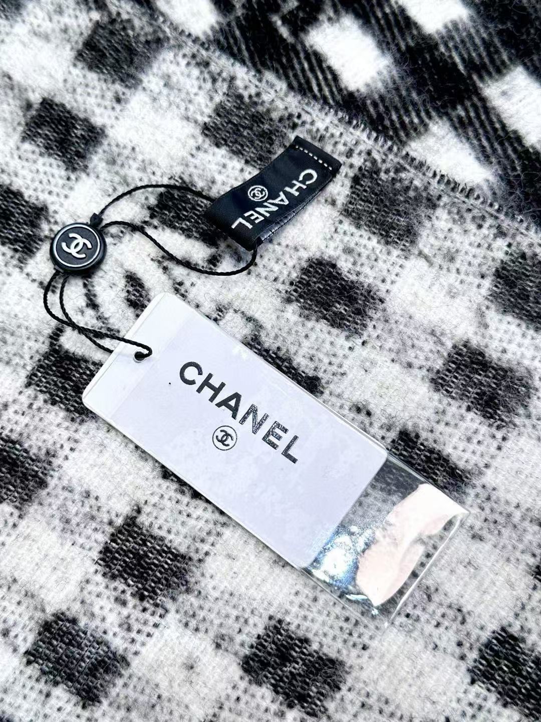 𝐂𝐡𝐚𝐧𝐞𝐥 • 𝟐𝟒𝐁 《Logo格纹围巾》灰白色Size： 190x60cm 56%羊绒34%羊毛1