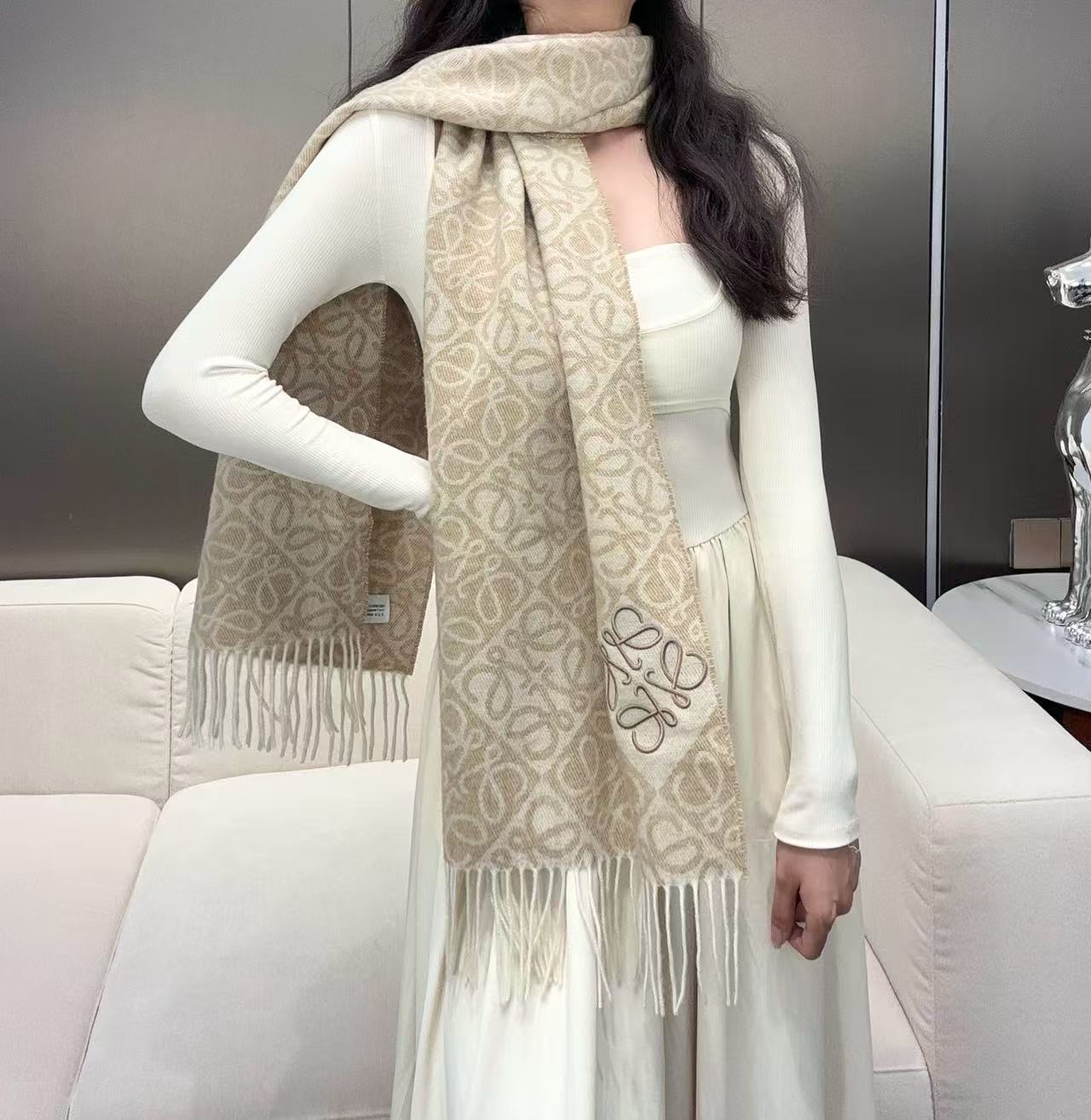 Loewe 罗意威LOEWE 2025最新款最火围巾 双面羊毛和羊绒围巾 点缀双色格纹 Anagram 缇花图案