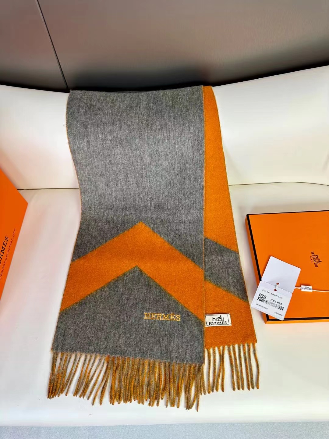 大H【双面提花加厚流苏小围巾】且买且珍惜，都是出口订单所以比较难遇❤东西讲究少而精。好看的一定要收这款H