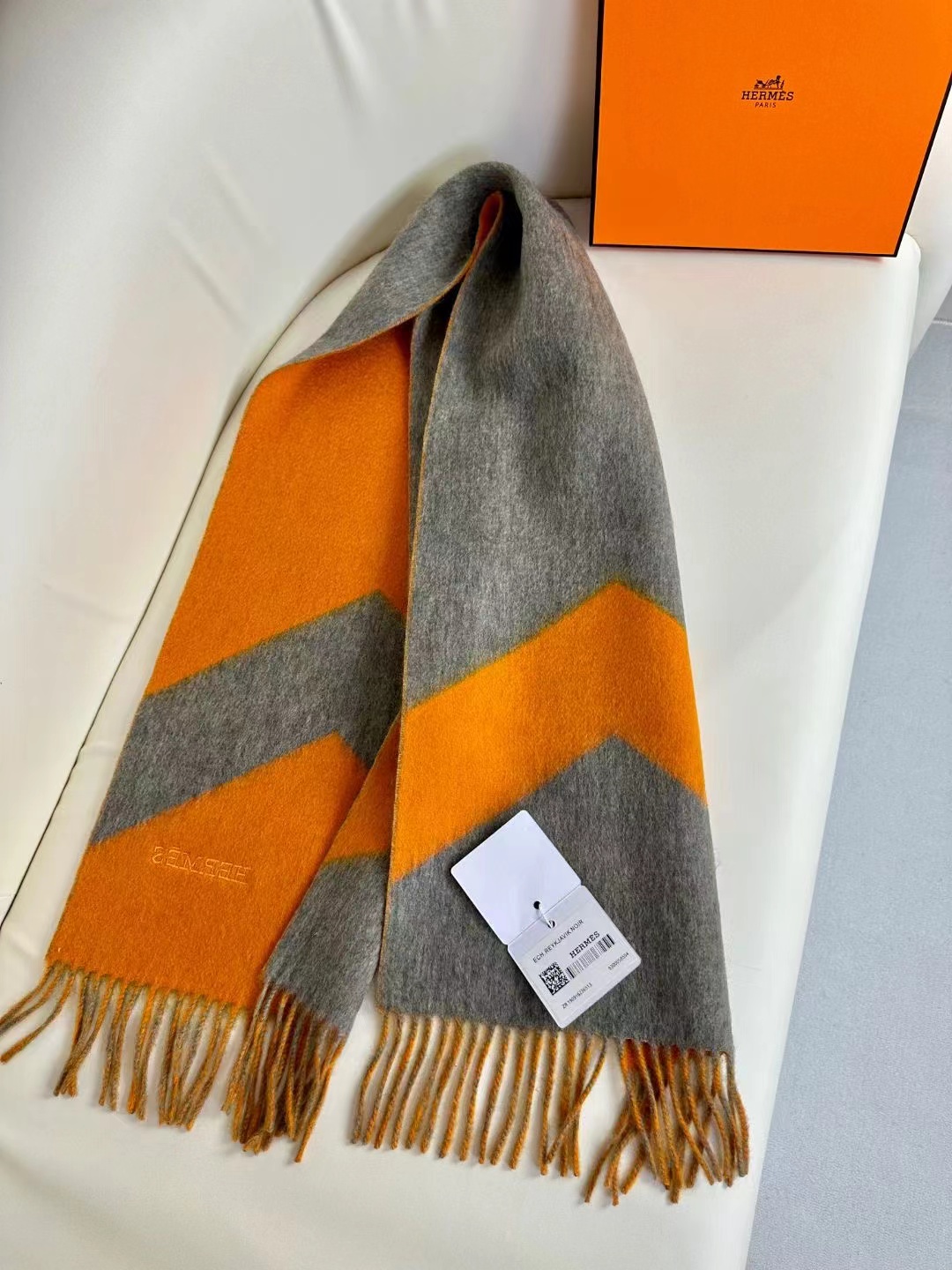 大H【双面提花加厚流苏小围巾】且买且珍惜，都是出口订单所以比较难遇❤东西讲究少而精。好看的一定要收这款H