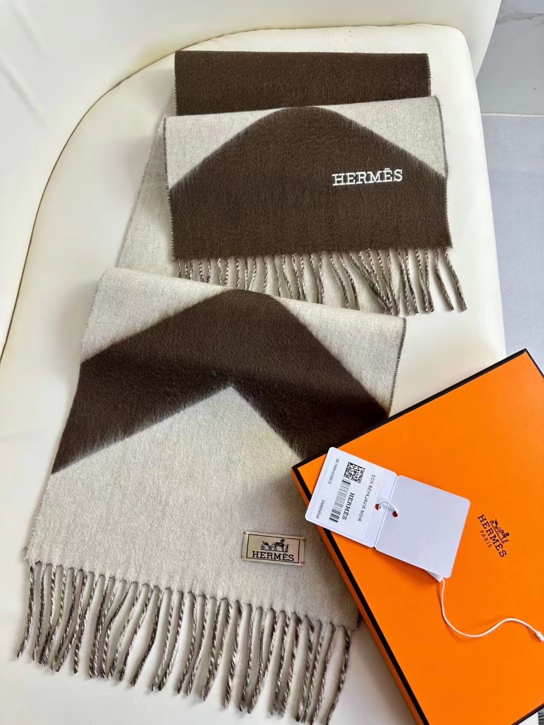 大H【双面提花加厚流苏小围巾】且买且珍惜，都是出口订单所以比较难遇❤东西讲究少而精。好看的一定要收这款H