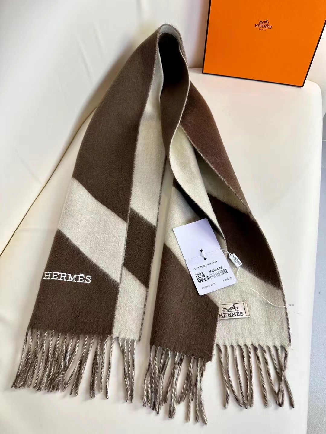 大H【双面提花加厚流苏小围巾】且买且珍惜，都是出口订单所以比较难遇❤东西讲究少而精。好看的一定要收这款H