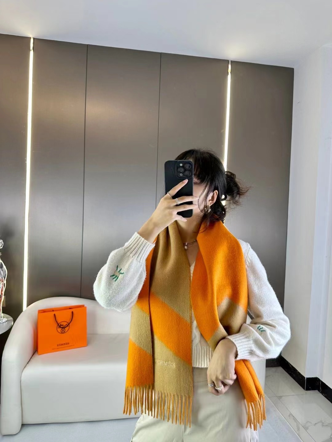 NO:342085,Big H [Double-sided jacquard and thick tassel scarf] Buy and cherish it, it is export orders, so it is difficult to find things that are small and exquisite. If you look good, you must buy this H scarf. The style is very male and female, very Classical design, classic and elegant. The fabric is made of cashmere supplied by customers, which is very delicate and soft, very beautiful. The upper body effect is invincible, atmospheric and simple, and very high-end color scheme. Any boy and girl will like it. The small logo is very exquisitely decorated, with texture but not ostentatious~ The tail is a little bit more benefit everyone~ It is very suitable to match with formal wear or casual wear~ It is completely OK to fold or circle around, gentlemanly and stylish~ a warm demeanor - cashmere - 30* - 160g high-version scarf, high-version scarf19860909大H【双面提花加厚流苏小围巾】 且买且珍惜,都是出口订单所以比较难遇东西讲究少而精.好看的一定要收这款H家围巾,款式很有男女性魅力,非常Classical的设计,经典大方,面料采用的是客供的山羊绒,细腻柔软度都非常的好,非常漂亮.上身效果无敌好看,大气简约,很高级的配色,任何男生女生都会喜欢的款吧.小小Logo非常精致的点缀,有质感不张扬~尾单余一丢丢福利大家~搭配正装或者搭配休闲装都很合适~对折挂围或者绕圈围都完全可以,绅士有型~有温度的风度 -山羊绒 -30* -160g高版本围巾,高版本围巾,scarf