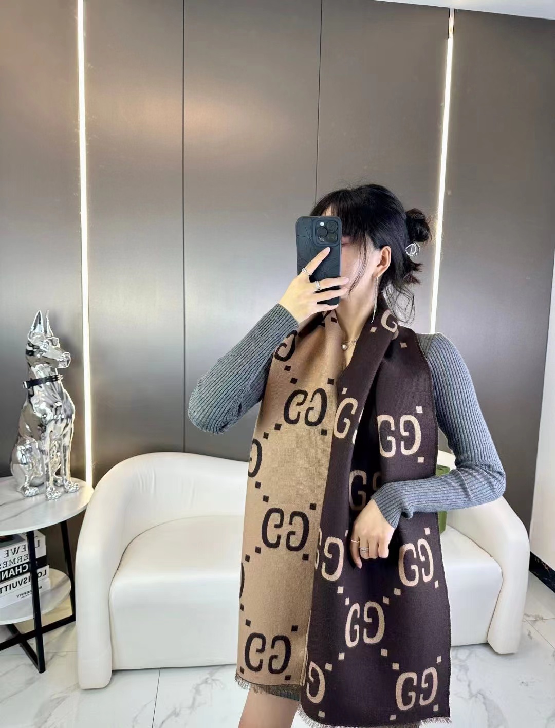 NO:581210,The superior and advanced version!  !  No need to buy on behalf of old sisters, feel free to buy 10,000 pieces~!  】I spent too much effort on this product, just to keep improving!  !  Gucci’s signature heavyweight wool scarf with large logo [exactly the same!  Jinsheng 3K~] Let me stop talking nonsense and directly talk about the differences between our advanced version and the high-end versions circulating on the market (the worse ones will not be compared) 1. The thickness of the fabric. The difference is simply huge!  !  !  The feel and thickness are completely different!  !  2. The velvet feel of the fabric. Only the advanced version has the same velvet feel as YB!  The scarf has a velvety effect on the surface, making it very fluffy and comfortable!  !  The market version does not have it at all. 3. Double G font. You can see that the shape is different after comparing. 4. Overlock. The overlock of the advanced version has the same thickness and gear shape as YB. The market version is very thin. 5. Color difference. Without comparison, I think the color is almost the same as the original online picture, but when you compare it, you will find that the color difference is still visible to the naked eye. Having said so much, a lot of it is for everyone to learn to identify. Everyone's high requirements for quality are the motivation for me to delve into breakthroughs and develop products carefully!  !  Size specification 35*180cm, 91 wool 9 silk (real original fabric, and special technology to achieve the velvety feel and fluffiness of the fabric!) high version scarf, high version scarf, gucci, real silk19860909独胜一筹的进阶版！！免代购老姐妹们一万个放心入~！】花了太多的心血在这款上,只为了精益求精！！Gucci招牌重磅大Logo羊毛围巾【一模一样！劲省3K~】我少说废话,直接说下我们这个进阶版和市面上流通的高版本的区别(更差的就不比了)1.面料的薄厚度.简直区别太大了！！！手感和厚度完全不同！！2.面料的绒感.只有进阶版达到了YB一样的绒感！就是围巾表面有绒绒的效果,非常蓬松舒服！！市场版完全没有.3.字体双G.对比一下就可以看到形状不同的.4.锁边.进阶版的锁边和YB一样的厚度和齿轮的形状.市场版就很薄的.5.颜色色差.不对比也觉得颜色和正品的网络图差不多了,但是一对比就会发现,还是肉眼可见的色差.说了这么多,很多的是让大家学会辨识.大家对品质的高要求是我愿意钻研突破用心开发产品的动力！！尺寸规格35*180cm,91羊毛9真丝(真正的原版面料,并且有特殊工艺达到面料的绒感和蓬松度！)高版本围巾,高版本围巾,gucci,real silk,scarf