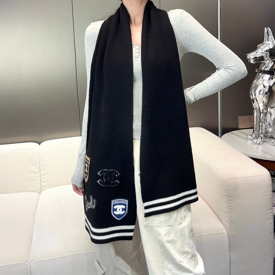 NO:342106,Xiaoxiang seal knitted scarf, exquisite various badges, striped edge thread closing, knitted cashmere fabric, comfortable feel, high fluffy, British college style, young people's first choice, two colors for couples, specifications 30*180 high-version scarf, high-version scarf19860909小香印章针织围巾 精致的各类徽章 条纹边螺纹收口 针织羊绒面料 手感舒适 蓬松度高 英伦学院风 年轻人首选 双色可情侣搭配 规格30*180高版本围巾,高版本围巾,scarf