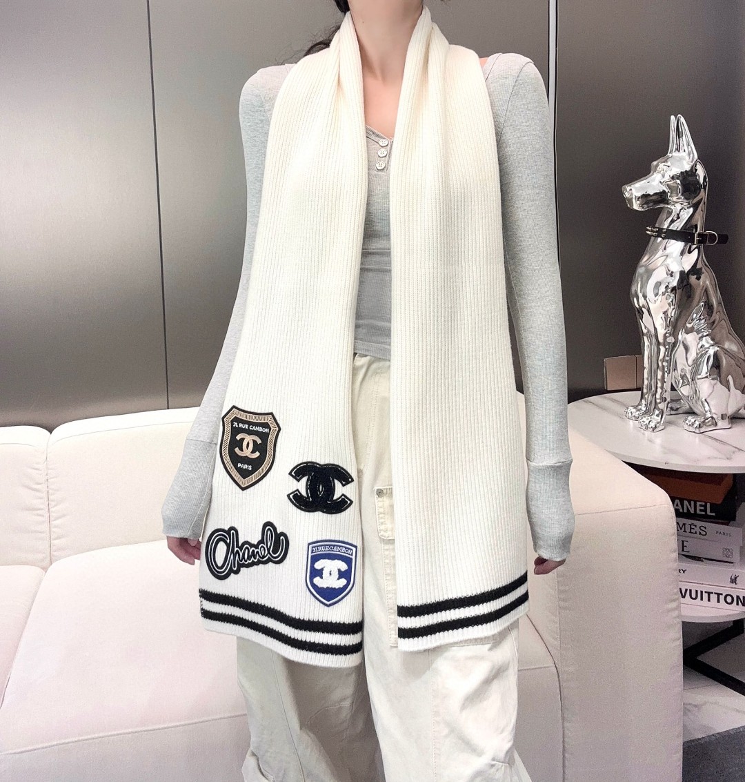 NO:342112,Xiaoxiang seal knitted scarf, exquisite various badges, striped edge thread closing, knitted cashmere fabric, comfortable feel, high fluffy, British college style, young people's first choice, two colors for couples, specifications 30*180 high-version scarf, high-version scarf19860909小香印章针织围巾 精致的各类徽章 条纹边螺纹收口 针织羊绒面料 手感舒适 蓬松度高 英伦学院风 年轻人首选 双色可情侣搭配 规格30*180高版本围巾,高版本围巾,scarf